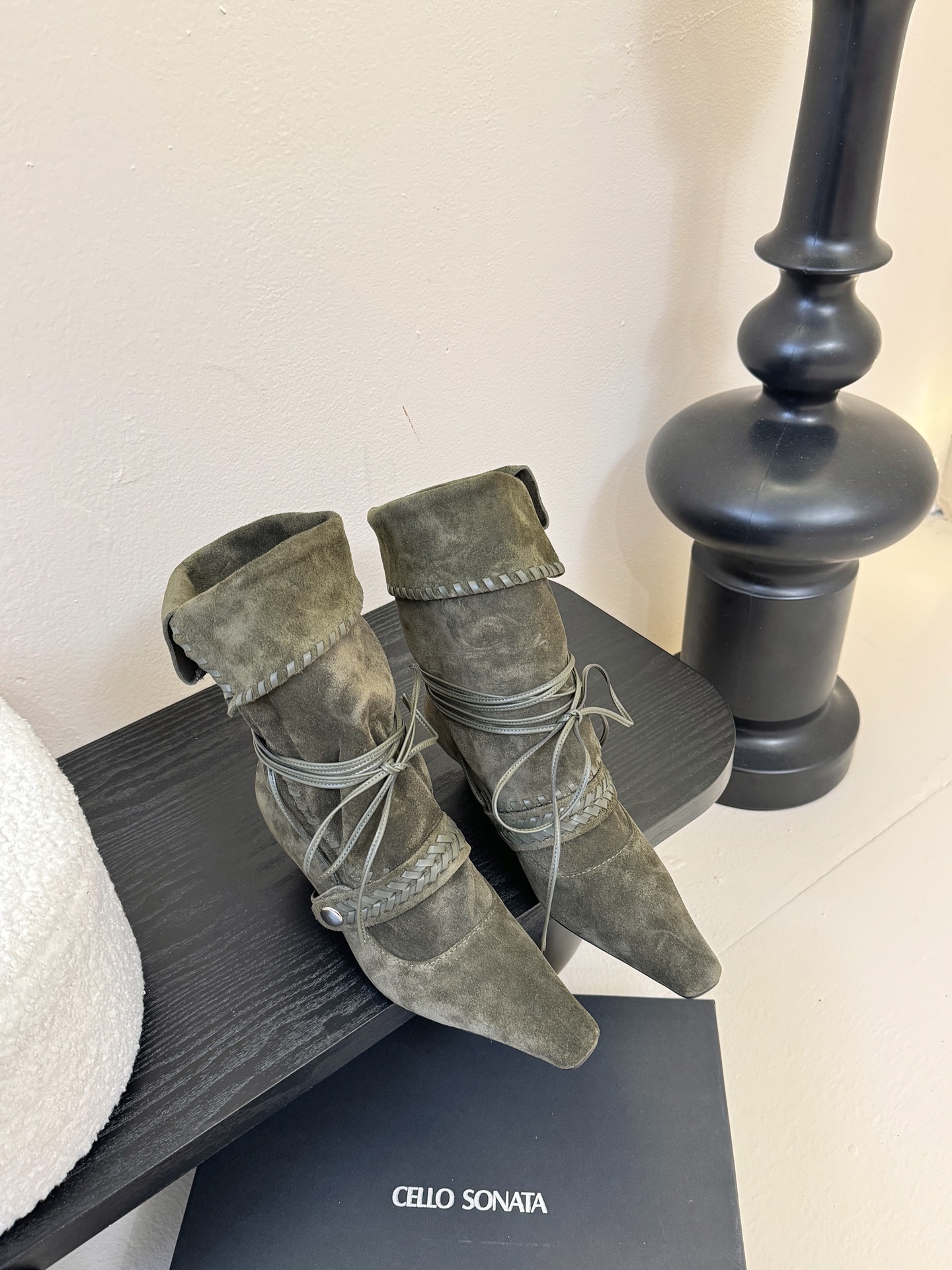 Cello Sonata🔳𝟐𝟓𝐀𝐖新品游牧风复古麂皮编织中靴 把复古时髦玩明白了 尖头皮质+绑带设计 极