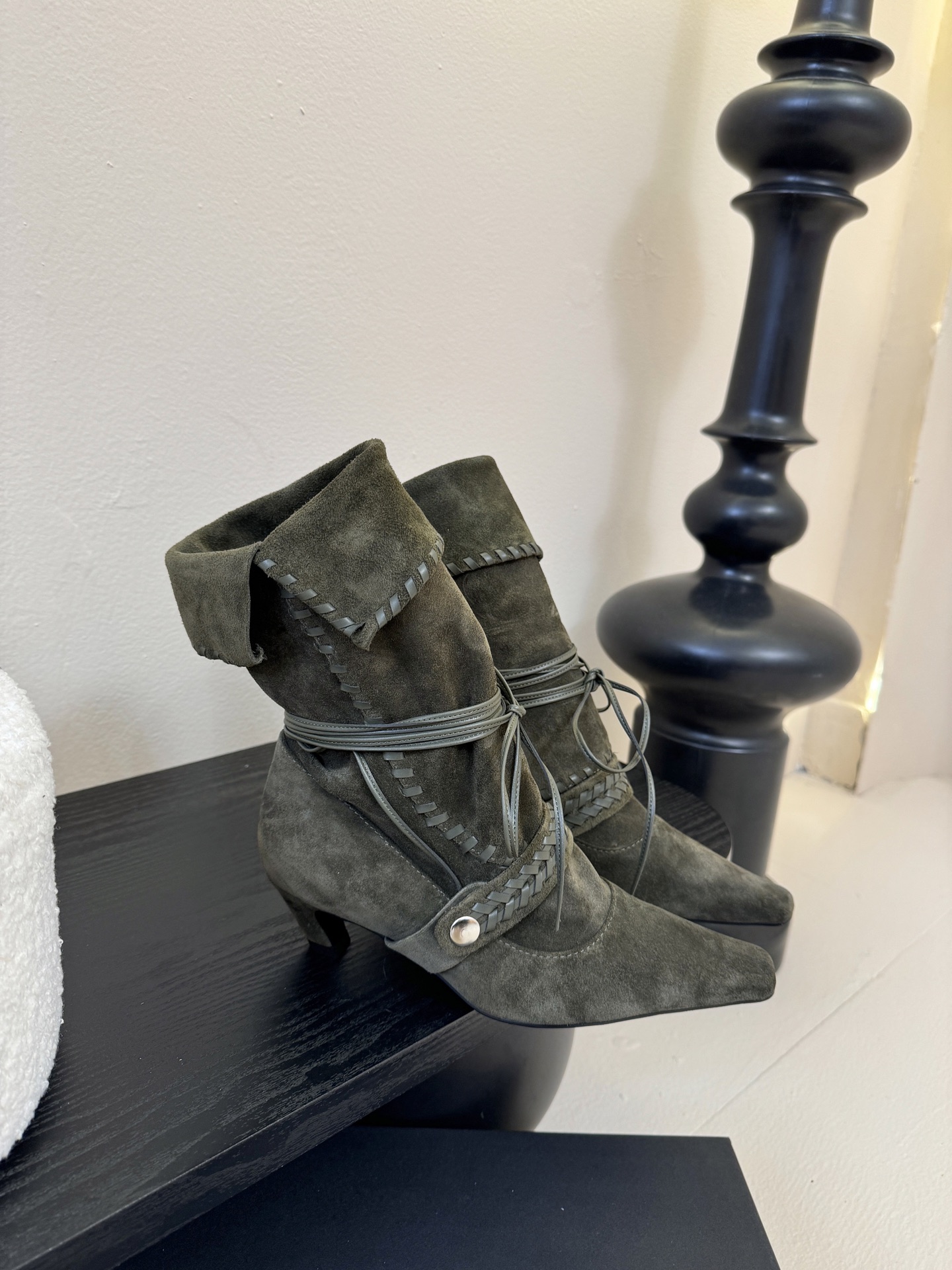 Cello Sonata🔳𝟐𝟓𝐀𝐖新品游牧风复古麂皮编织中靴 把复古时髦玩明白了 尖头皮质+绑带设计 极