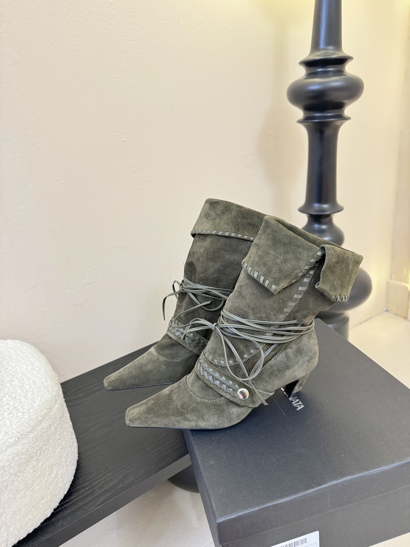 Cello Sonata🔳𝟐𝟓𝐀𝐖新品游牧风复古麂皮编织中靴 把复古时髦玩明白了 尖头皮质+绑带设计 极