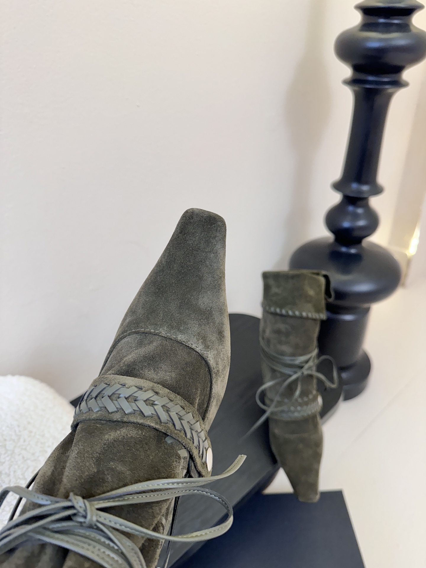 Cello Sonata🔳𝟐𝟓𝐀𝐖新品游牧风复古麂皮编织中靴 把复古时髦玩明白了 尖头皮质+绑带设计 极