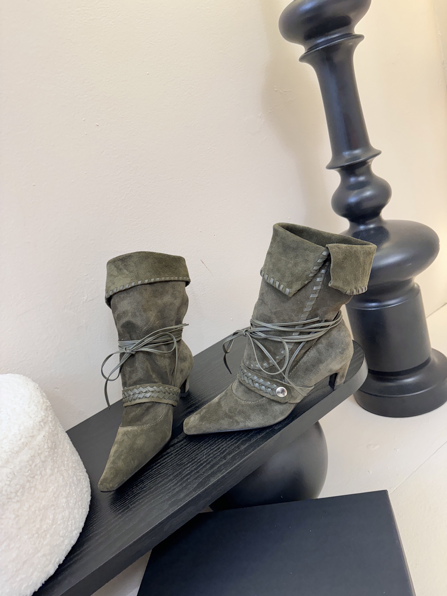 Cello Sonata🔳𝟐𝟓𝐀𝐖新品游牧风复古麂皮编织中靴 把复古时髦玩明白了 尖头皮质+绑带设计 极