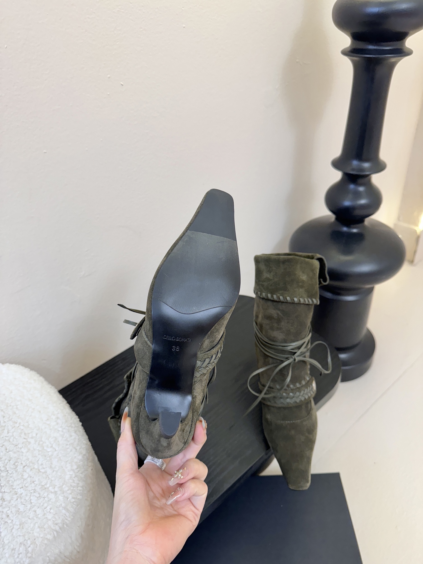 Cello Sonata🔳𝟐𝟓𝐀𝐖新品游牧风复古麂皮编织中靴 把复古时髦玩明白了 尖头皮质+绑带设计 极