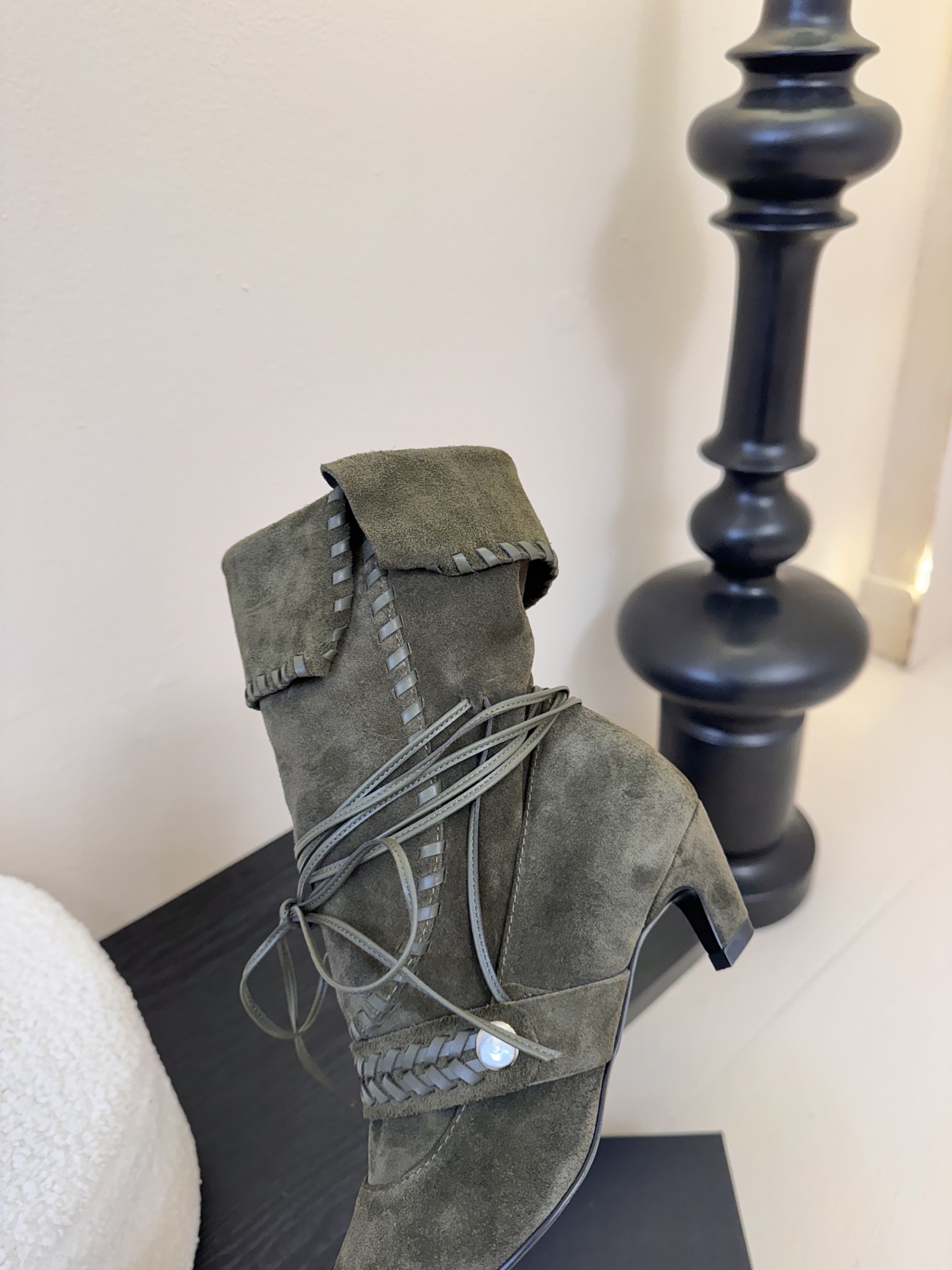 Cello Sonata🔳𝟐𝟓𝐀𝐖新品游牧风复古麂皮编织中靴 把复古时髦玩明白了 尖头皮质+绑带设计 极