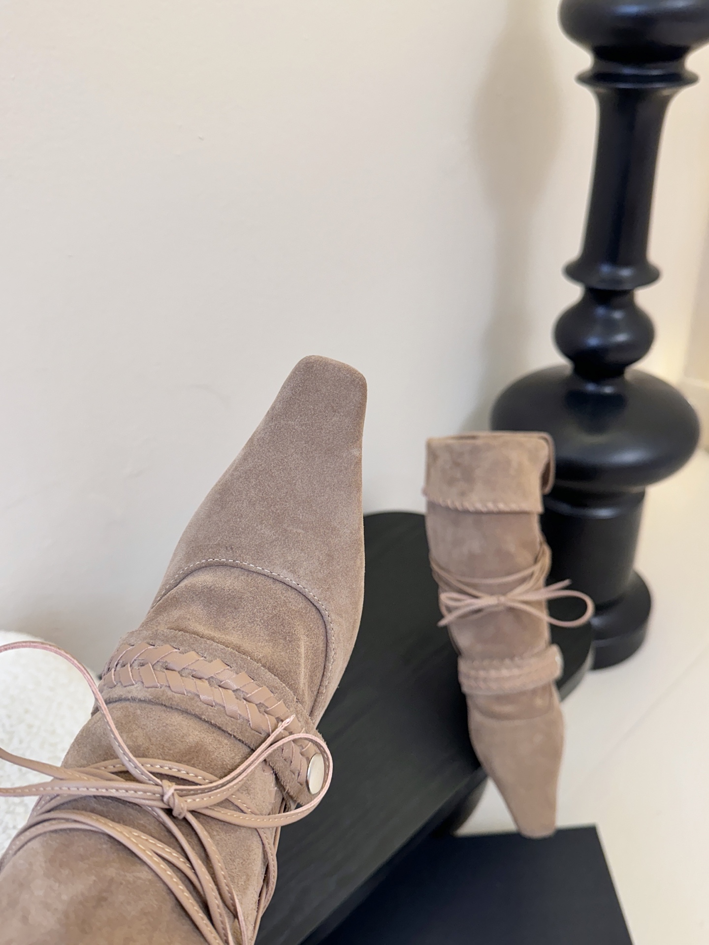 Cello Sonata🔳𝟐𝟓𝐀𝐖新品游牧风复古麂皮编织中靴 把复古时髦玩明白了 尖头皮质+绑带设计 极