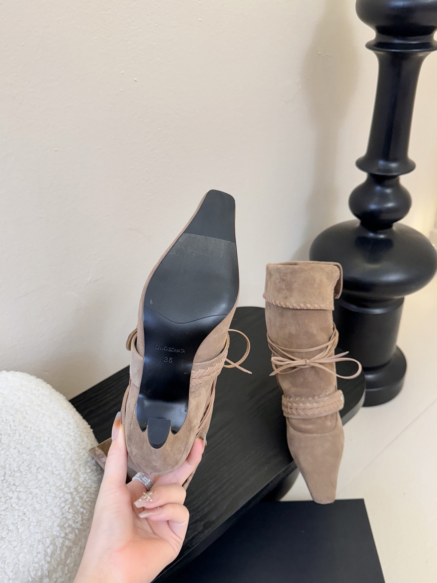 Cello Sonata🔳𝟐𝟓𝐀𝐖新品游牧风复古麂皮编织中靴 把复古时髦玩明白了 尖头皮质+绑带设计 极