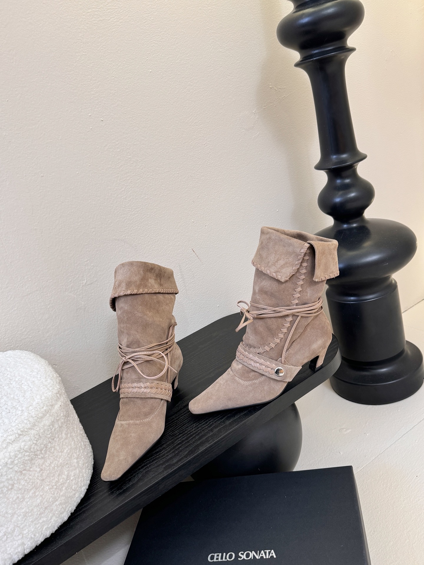 Cello Sonata🔳𝟐𝟓𝐀𝐖新品游牧风复古麂皮编织中靴 把复古时髦玩明白了 尖头皮质+绑带设计 极