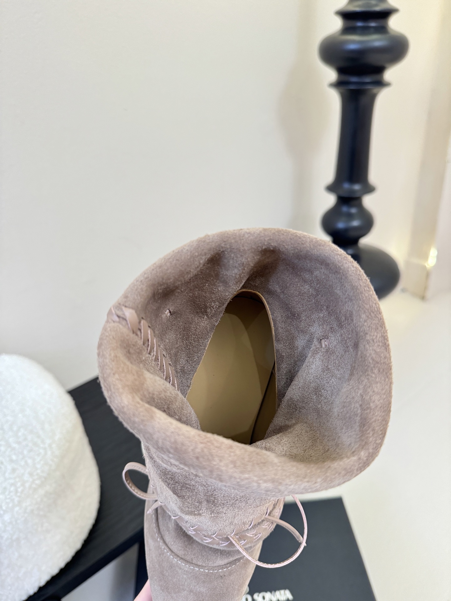 Cello Sonata🔳𝟐𝟓𝐀𝐖新品游牧风复古麂皮编织中靴 把复古时髦玩明白了 尖头皮质+绑带设计 极