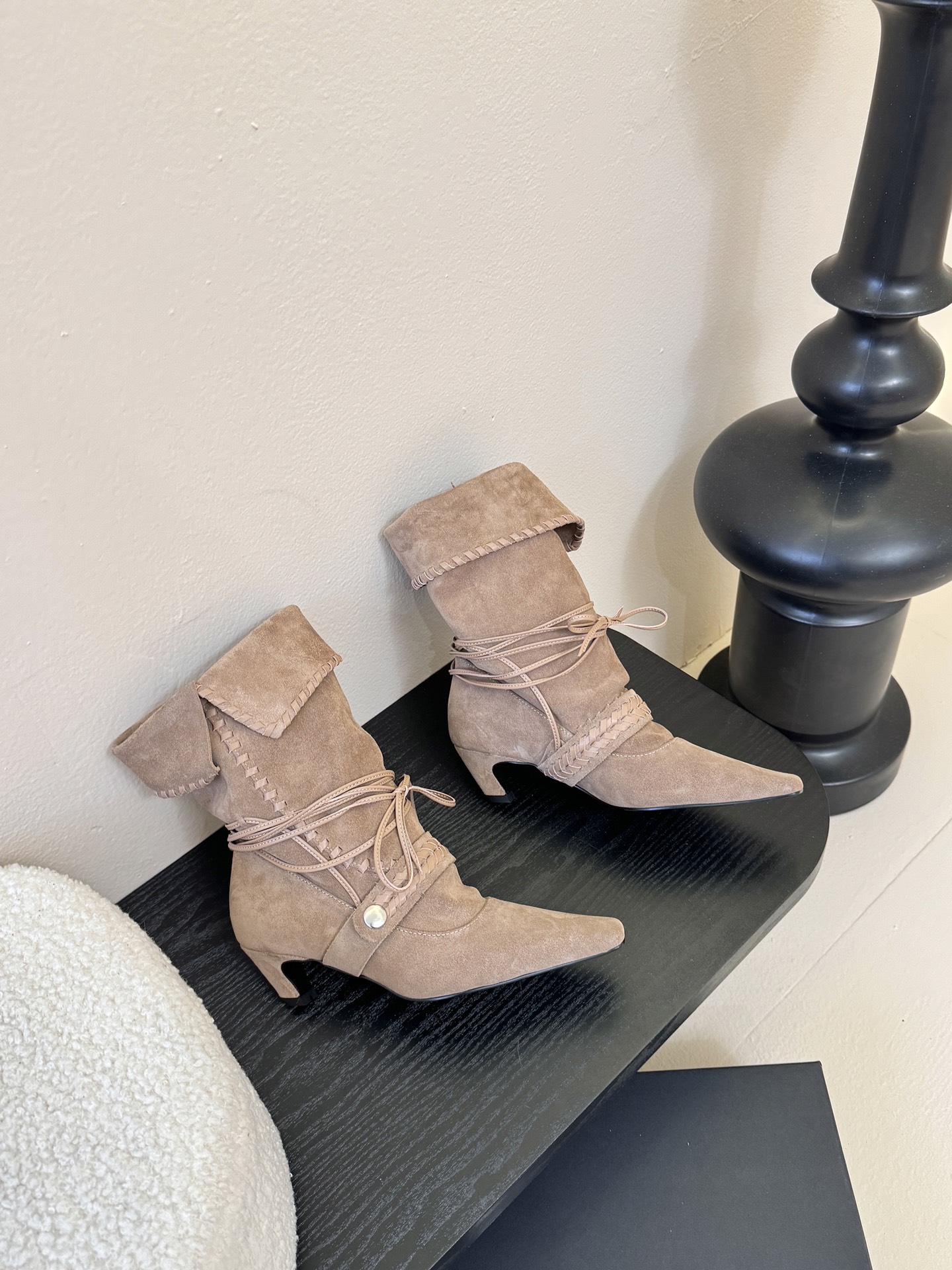 Cello Sonata🔳𝟐𝟓𝐀𝐖新品游牧风复古麂皮编织中靴 把复古时髦玩明白了 尖头皮质+绑带设计 极