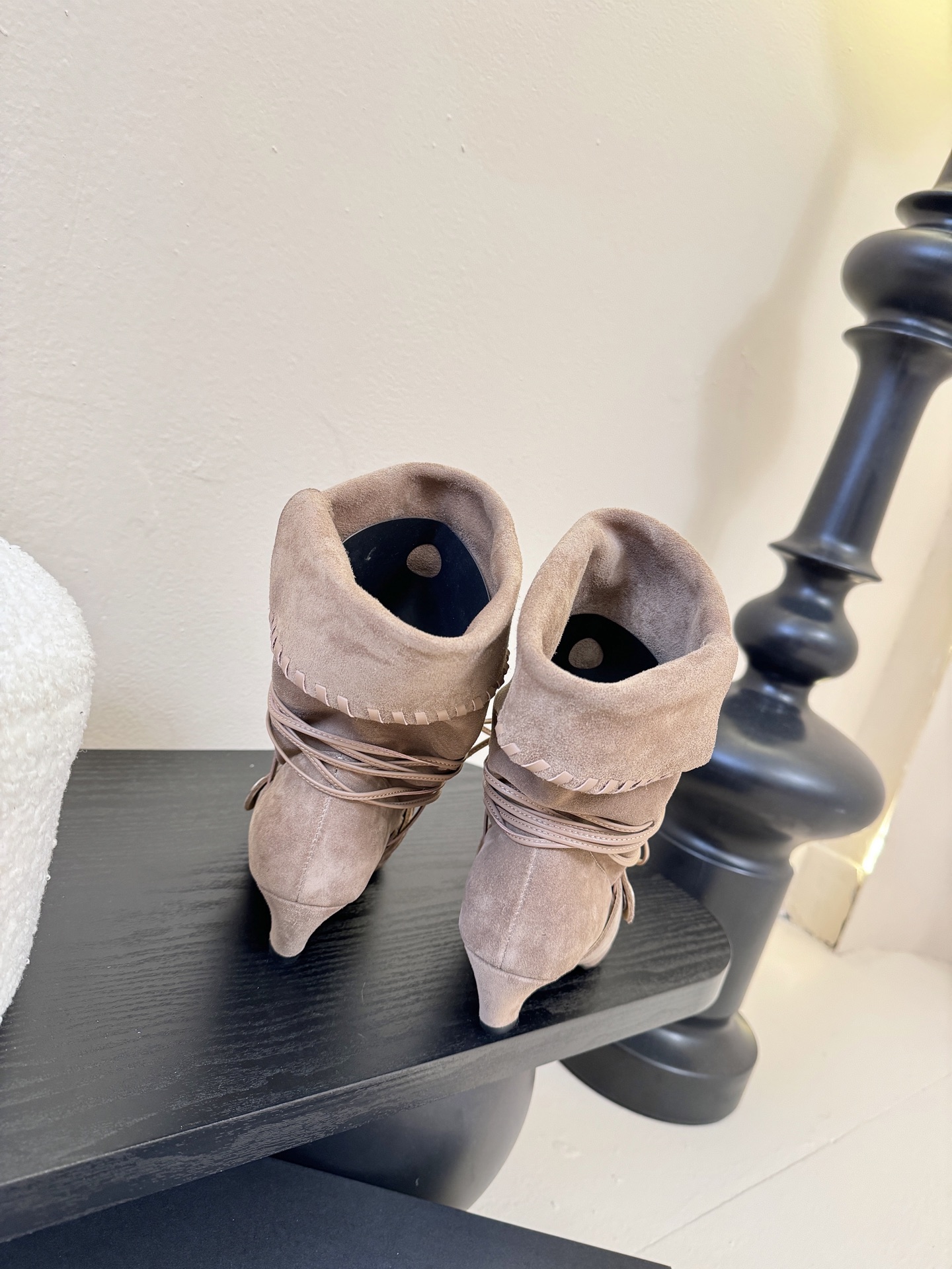 Cello Sonata🔳𝟐𝟓𝐀𝐖新品游牧风复古麂皮编织中靴 把复古时髦玩明白了 尖头皮质+绑带设计 极