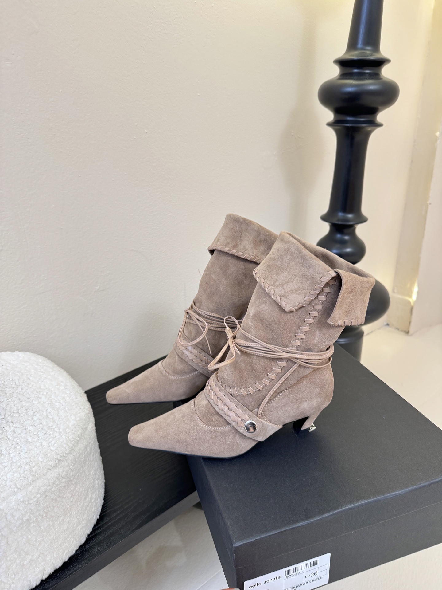 Cello Sonata🔳𝟐𝟓𝐀𝐖新品游牧风复古麂皮编织中靴 把复古时髦玩明白了 尖头皮质+绑带设计 极