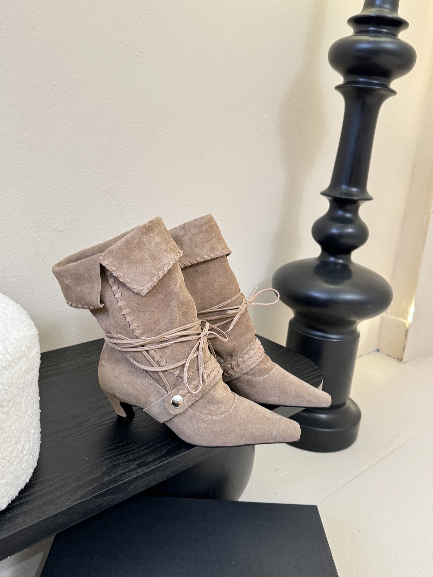 Cello Sonata🔳𝟐𝟓𝐀𝐖新品游牧风复古麂皮编织中靴 把复古时髦玩明白了 尖头皮质+绑带设计 极