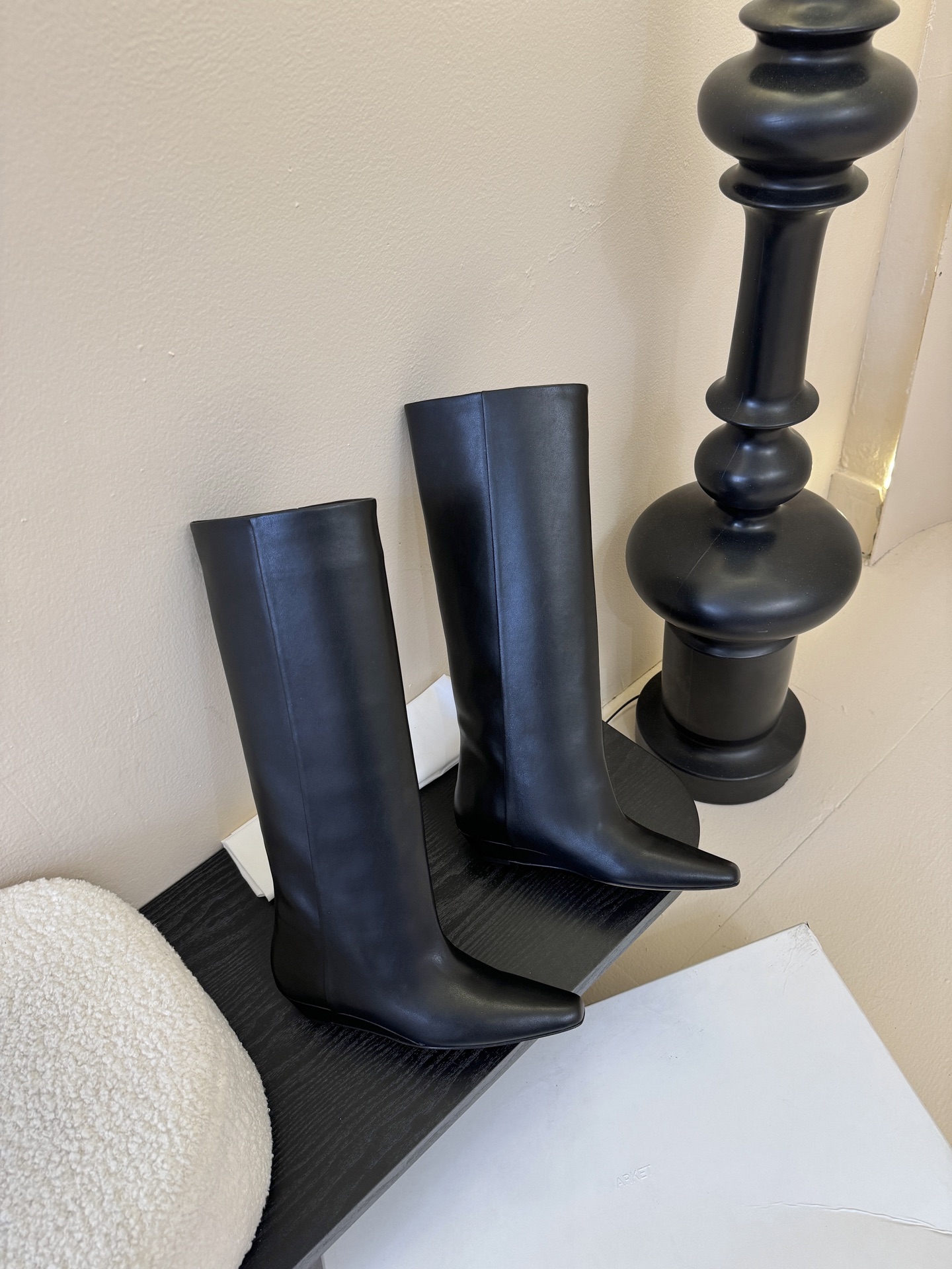 ARKET ✨年度绝美mini 坡跟方头靴❗️这款过膝靴美腻了，自带美腿功能😏可以完美修饰小粗腿🆙简洁不