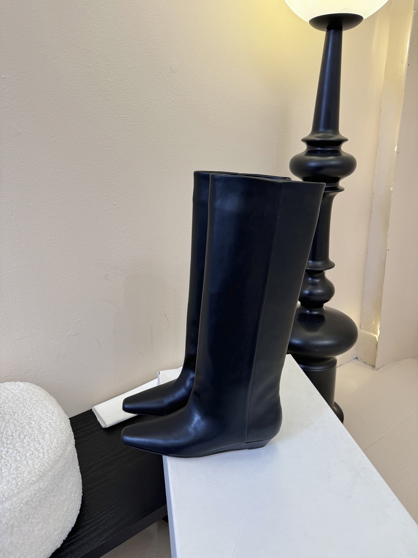 ARKET ✨年度绝美mini 坡跟方头靴❗️这款过膝靴美腻了，自带美腿功能😏可以完美修饰小粗腿🆙简洁不