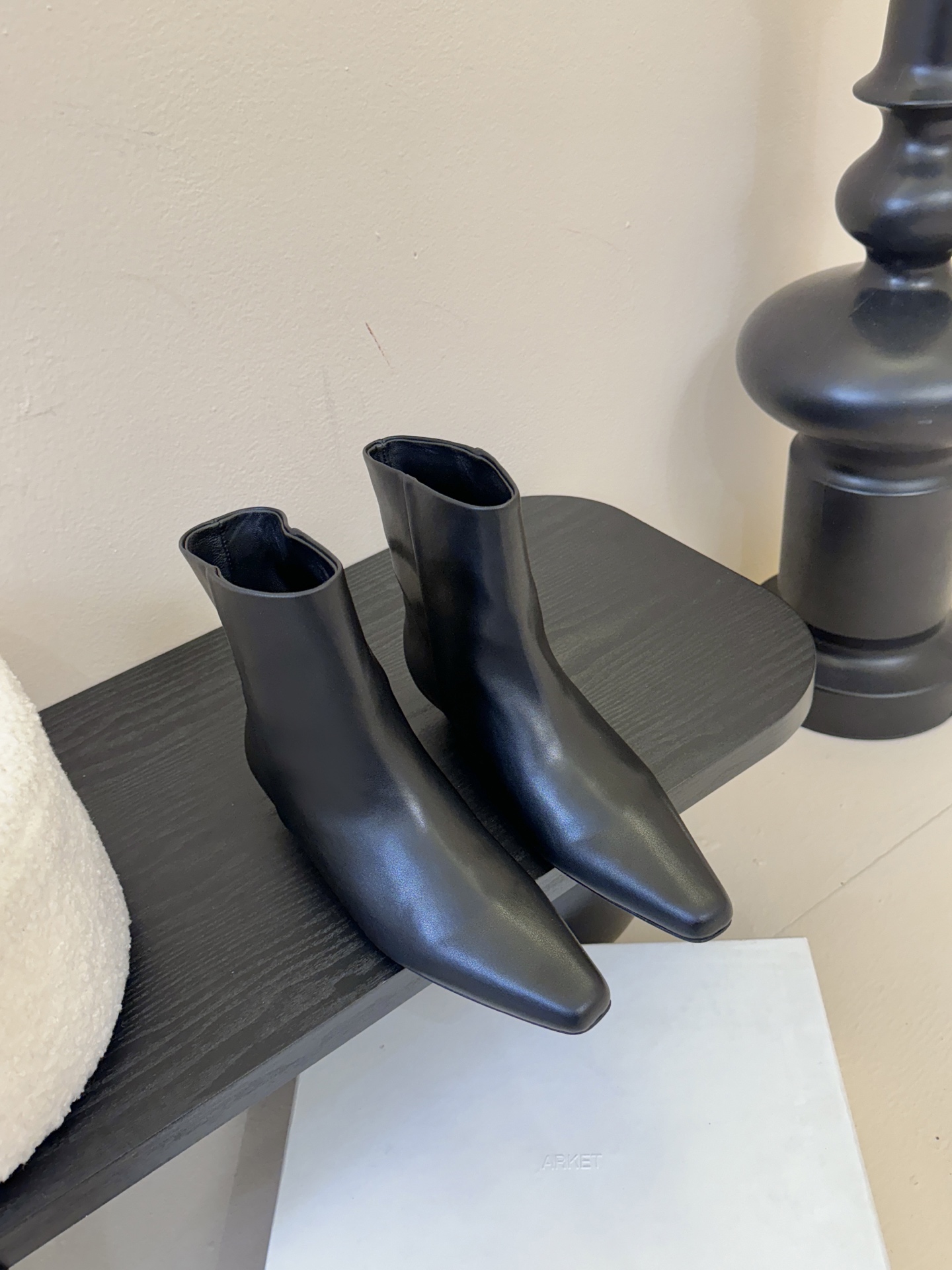 NO:478724,Short boots ARKET annual beautiful mini wedge square toe boots This over-knee boot is beautiful, with its own beautiful legs function that perfectly modify small thick legs without losing fashion. The shoe shape is slender and fashionable, and it can easily wear fashionable long legs with cowhide fabric, sheepskin lining, imported Italian leather sole, size 35-39# (40# can be customized without return and exchange), boots, boots, cowhide, sheepskin19860909短靴 ARKET 年度绝美mini 坡跟方头靴这款过膝靴美腻了,自带美腿功能可以完美修饰小粗腿简洁不失时髦,鞋型纤细又时髦,轻松穿出时尚大长腿对版牛皮面料,羊皮内里,意大利进口真皮底,码数35-39#（40#可订做不退换）,靴子,boots,cowhide,sheepskin,Women's Shoes