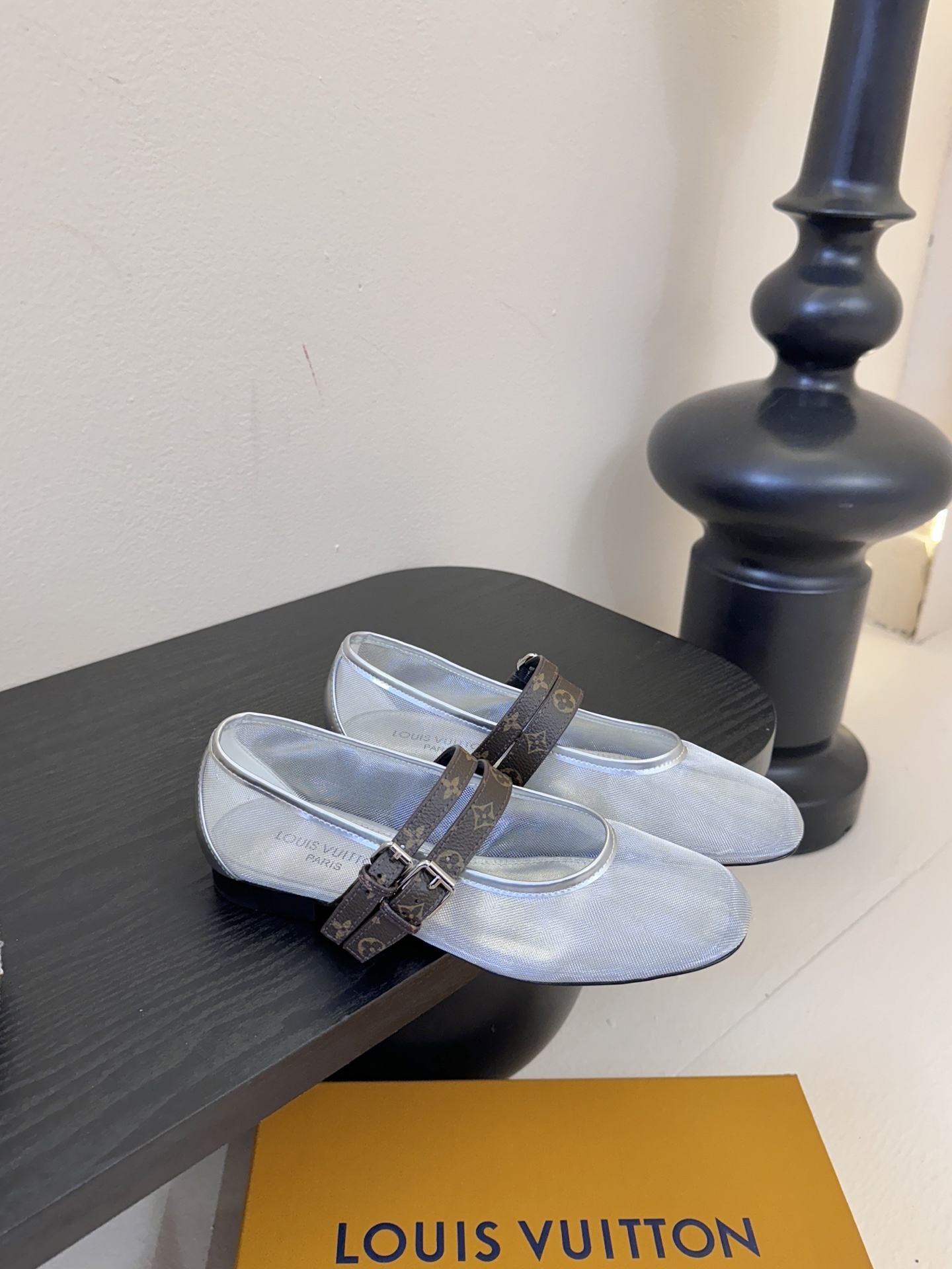 L*V驴牌25WF新品老花网纱双带玛丽珍鞋 真的是一眼就戳中了我的少女心!这双LV鞋直接把优雅与少女感焊