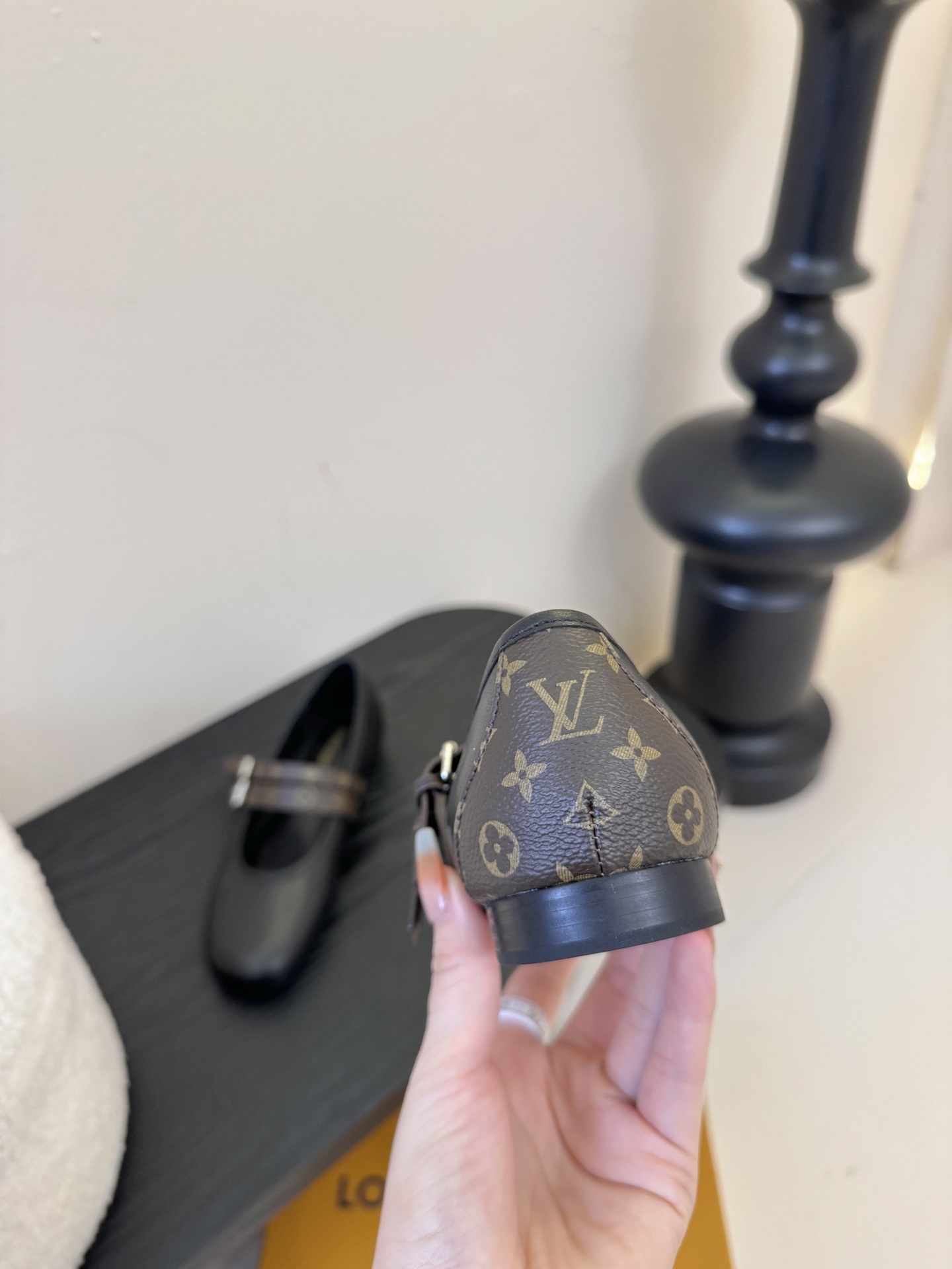 L*V驴牌25WF新品老花网纱双带玛丽珍鞋 真的是一眼就戳中了我的少女心!这双LV鞋直接把优雅与少女感焊