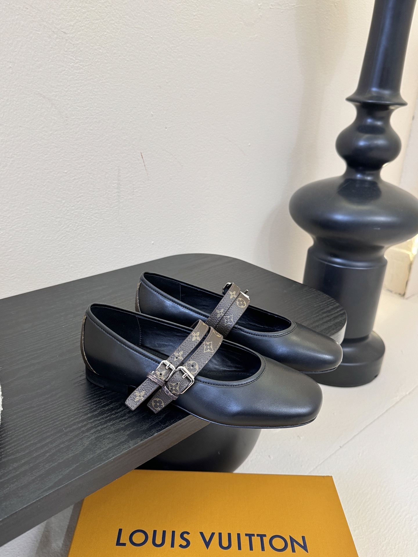 L*V驴牌25WF新品老花网纱双带玛丽珍鞋 真的是一眼就戳中了我的少女心!这双LV鞋直接把优雅与少女感焊