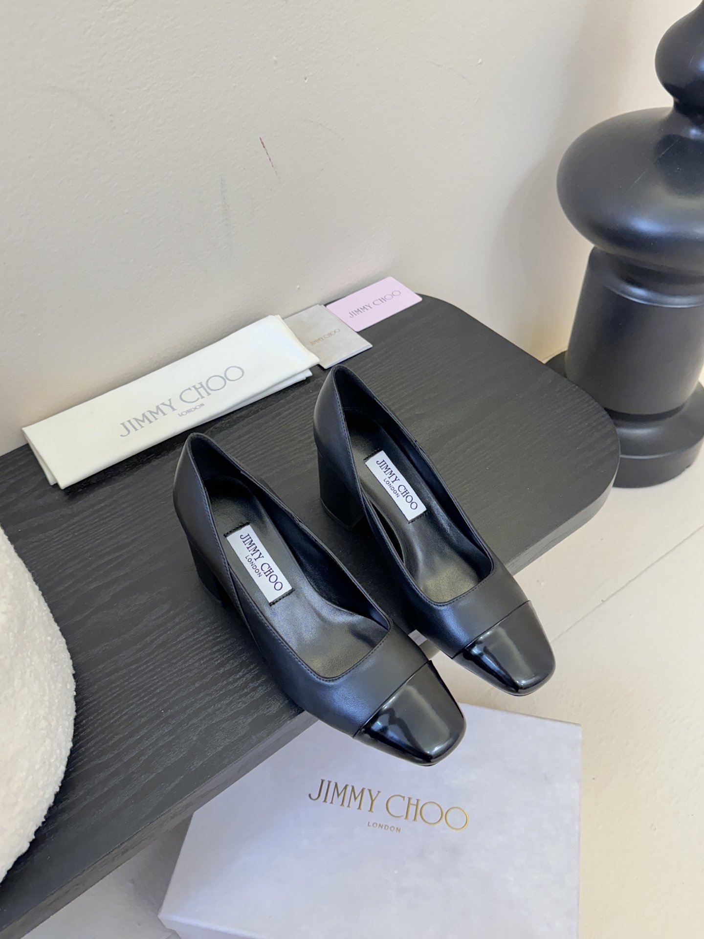 Jimmy Choo 将圆润光泽镶嵌于足尖为你的穿搭映亮魅力，璀璨每刻!莹润动人，轻易动心Jimmy C
