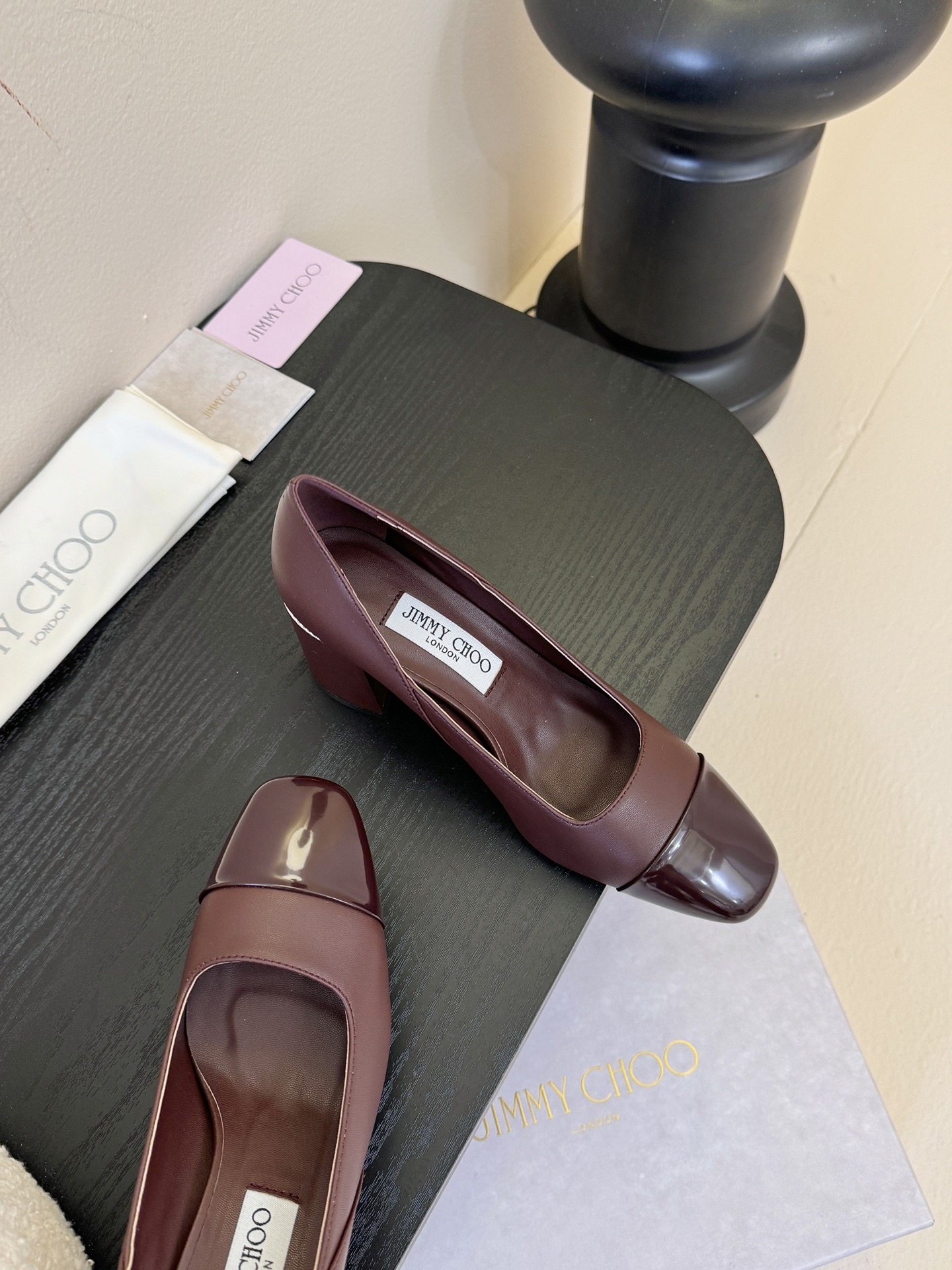 Jimmy Choo 将圆润光泽镶嵌于足尖为你的穿搭映亮魅力，璀璨每刻!莹润动人，轻易动心Jimmy C