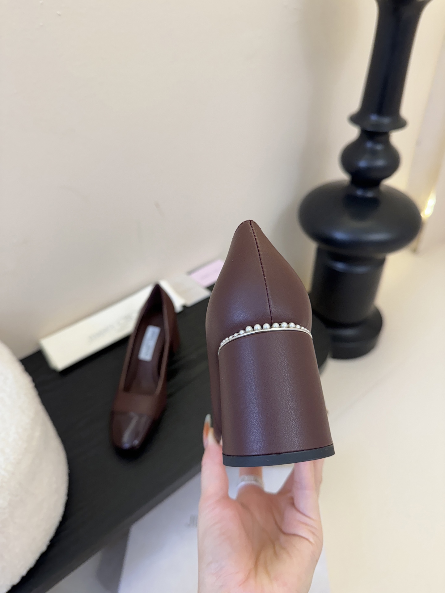 Jimmy Choo 将圆润光泽镶嵌于足尖为你的穿搭映亮魅力，璀璨每刻!莹润动人，轻易动心Jimmy C