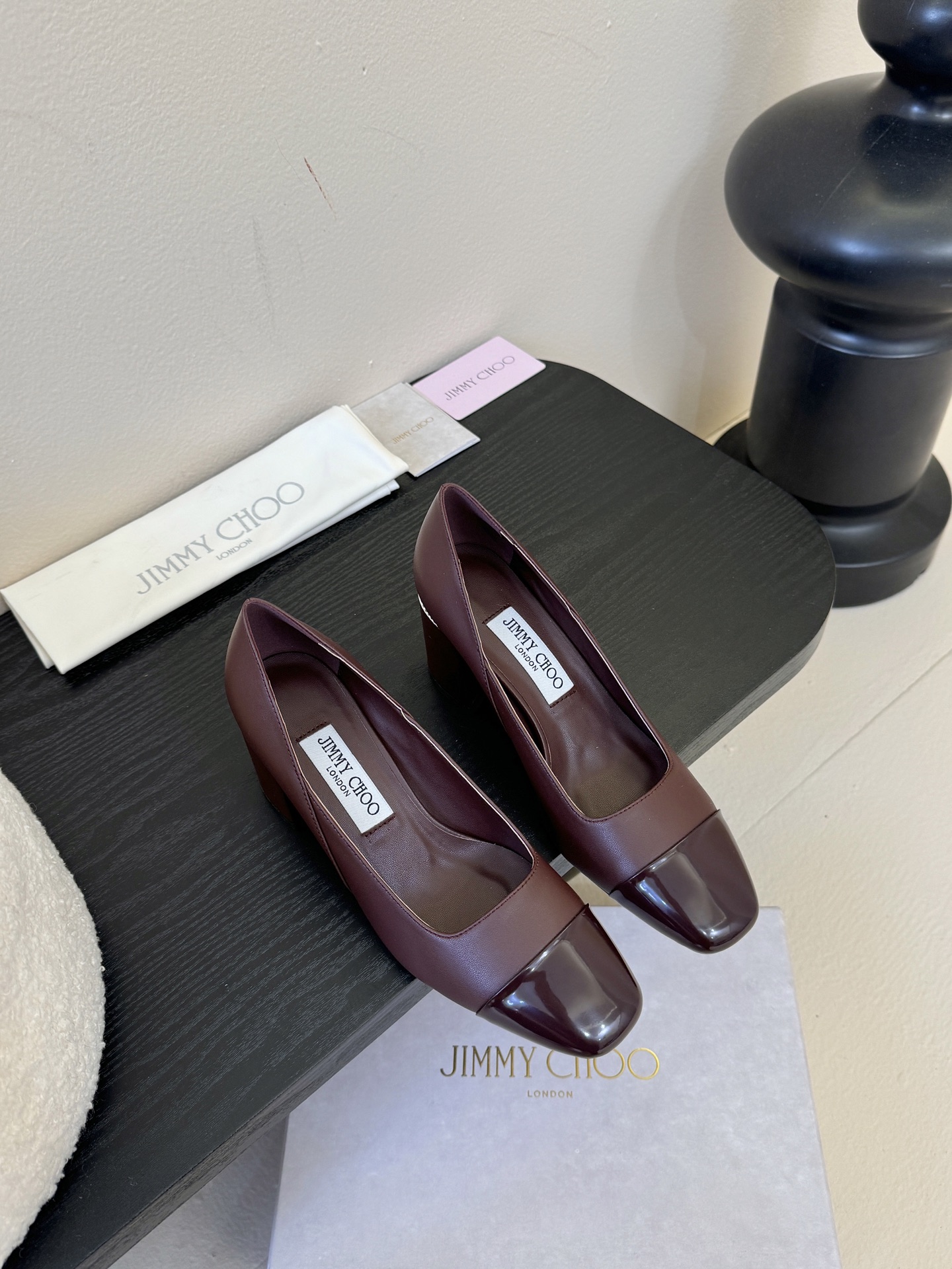 Jimmy Choo 将圆润光泽镶嵌于足尖为你的穿搭映亮魅力，璀璨每刻!莹润动人，轻易动心Jimmy C