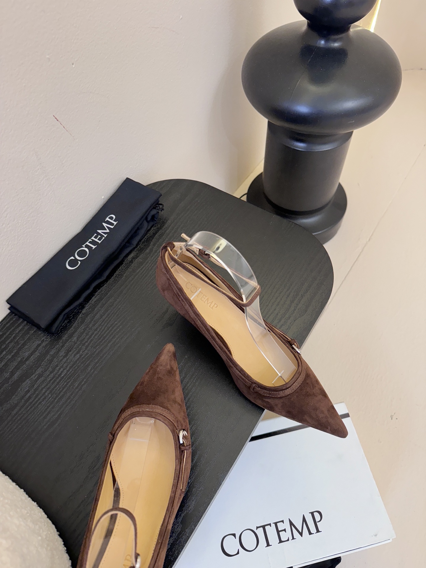 Cotem* 秋冬系列 | 25 SS Empyreus 腕带高跟鞋以尖头设计缔造纤长与优雅，COTEM