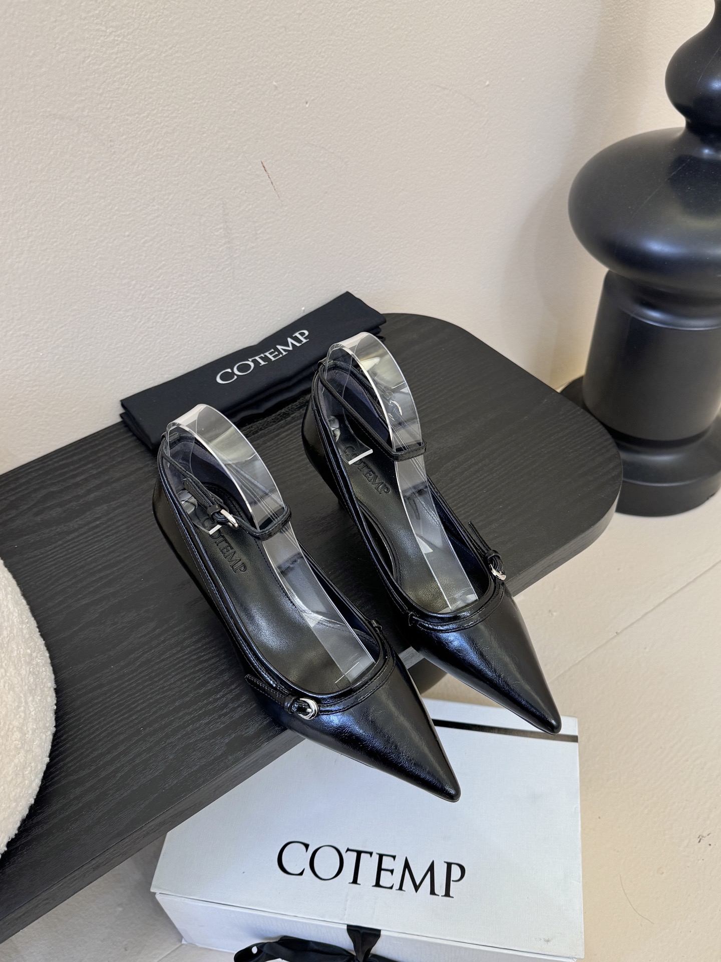 Cotem* 秋冬系列 | 25 SS Empyreus 腕带高跟鞋以尖头设计缔造纤长与优雅，COTEM