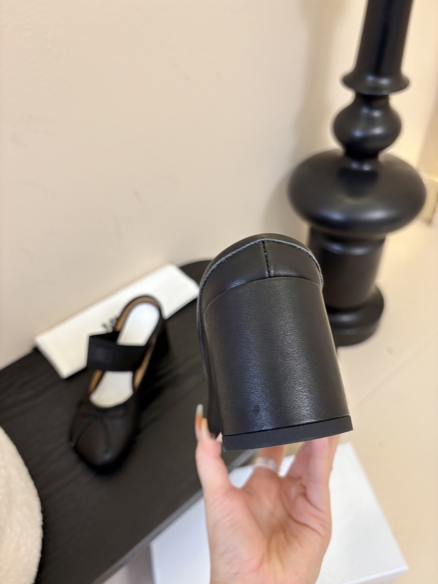 牛皮Maison Marginal* MM6粗跟苹果头芭蕾舞鞋2025秋冬 马吉拉设计师太有才了 采用粗