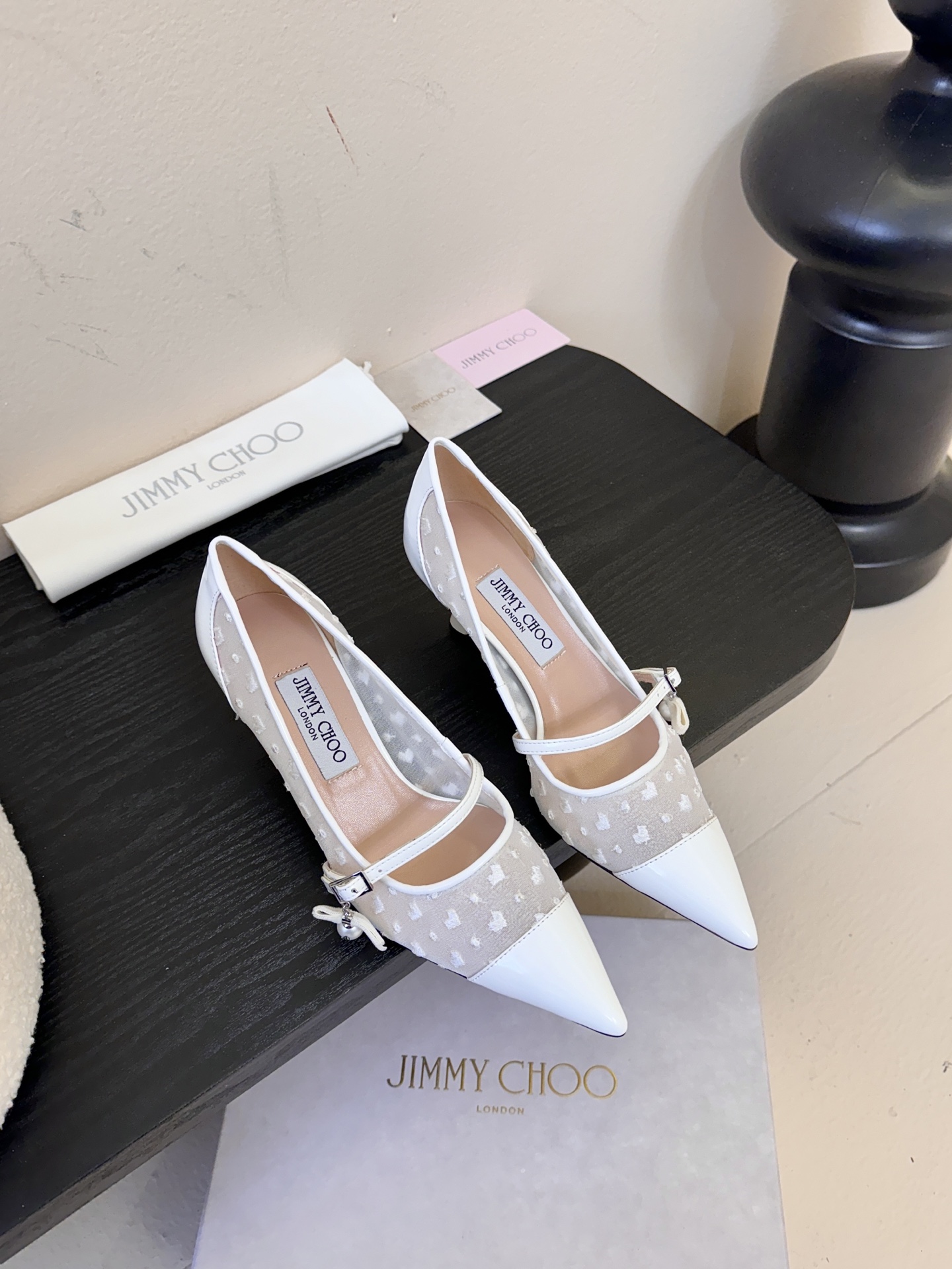 Jimmy Choo 将圆润光泽镶嵌于足尖为你的穿搭映亮魅力，璀璨每刻!莹润动人，轻易动心Jimmy C
