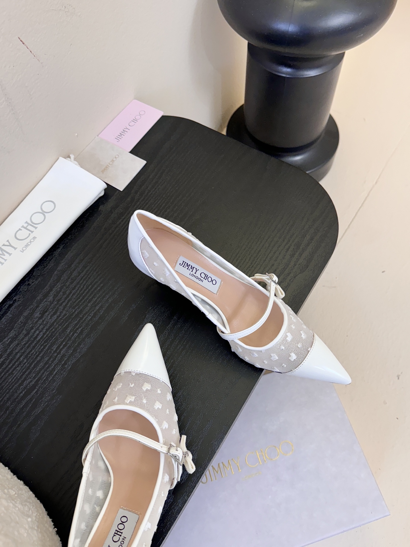 Jimmy Choo 将圆润光泽镶嵌于足尖为你的穿搭映亮魅力，璀璨每刻!莹润动人，轻易动心Jimmy C