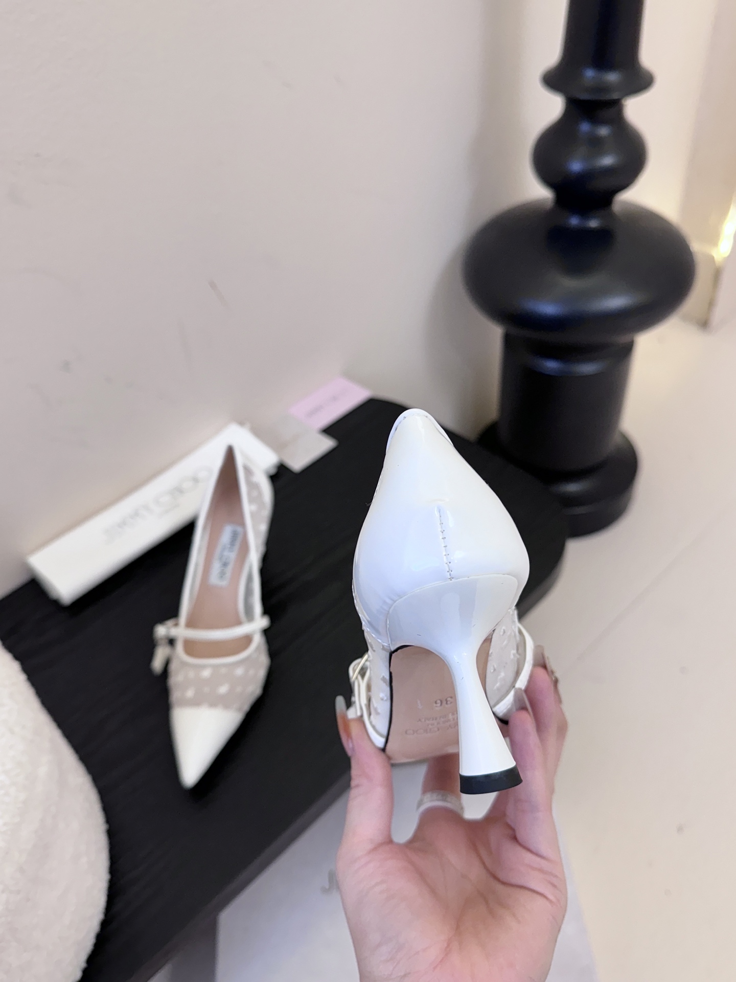 Jimmy Choo 将圆润光泽镶嵌于足尖为你的穿搭映亮魅力，璀璨每刻!莹润动人，轻易动心Jimmy C