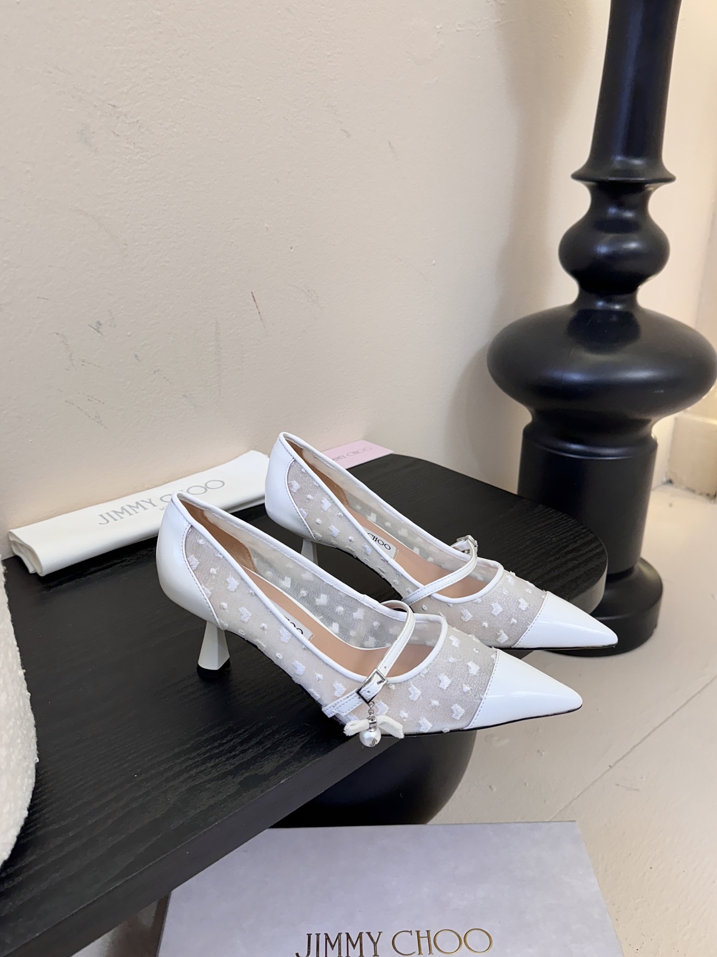 Jimmy Choo 将圆润光泽镶嵌于足尖为你的穿搭映亮魅力，璀璨每刻!莹润动人，轻易动心Jimmy C