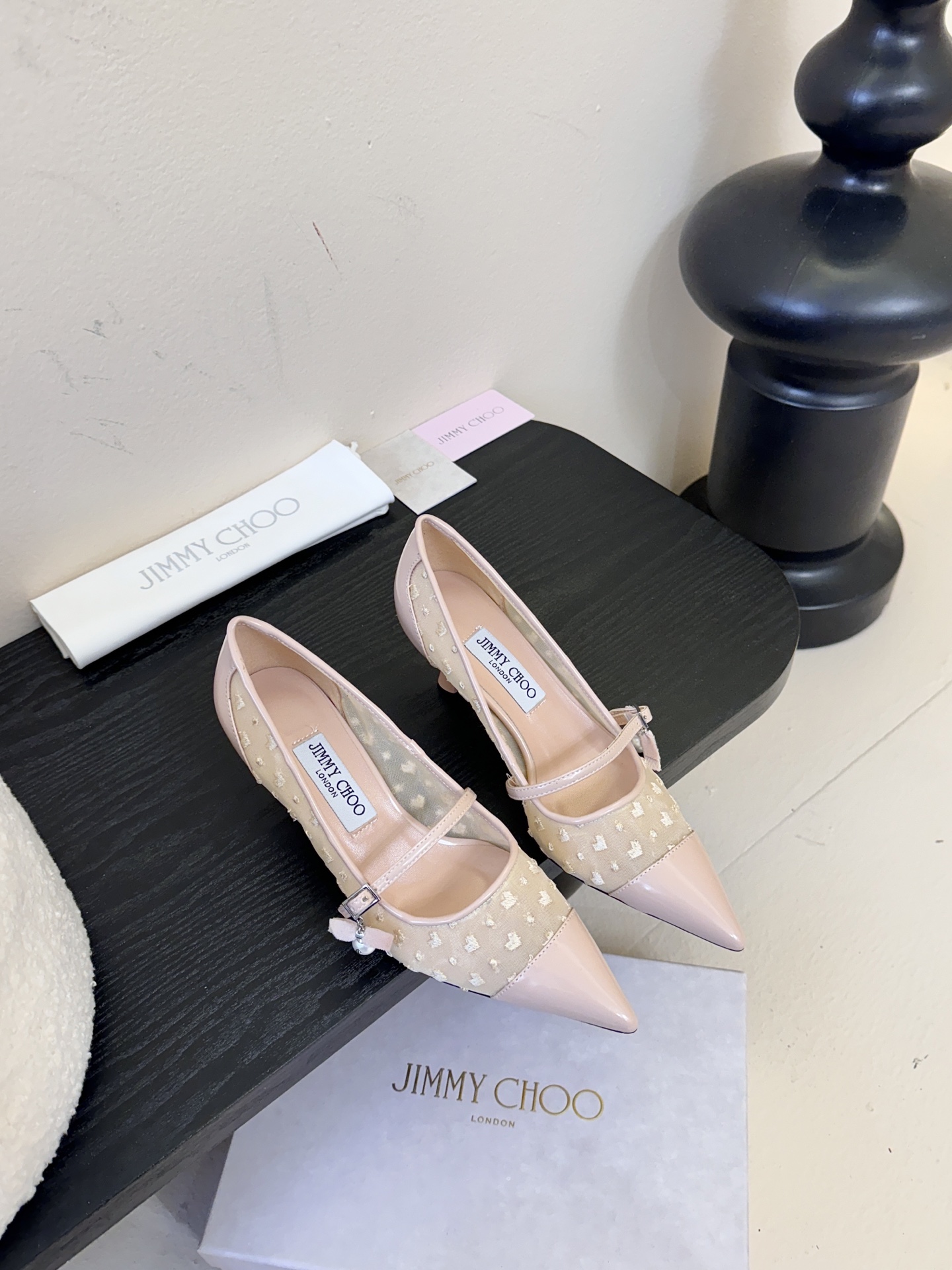 Jimmy Choo 将圆润光泽镶嵌于足尖为你的穿搭映亮魅力，璀璨每刻!莹润动人，轻易动心Jimmy C