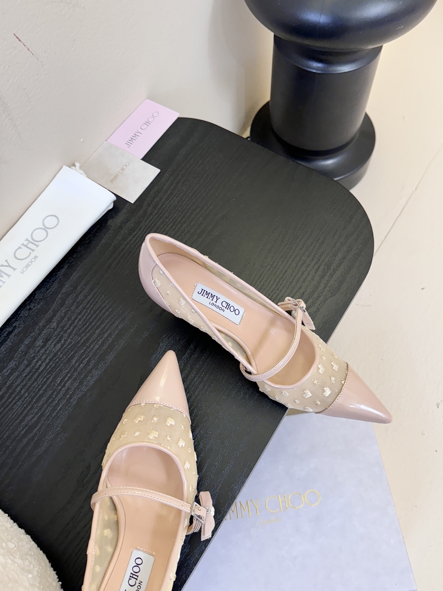 Jimmy Choo 将圆润光泽镶嵌于足尖为你的穿搭映亮魅力，璀璨每刻!莹润动人，轻易动心Jimmy C