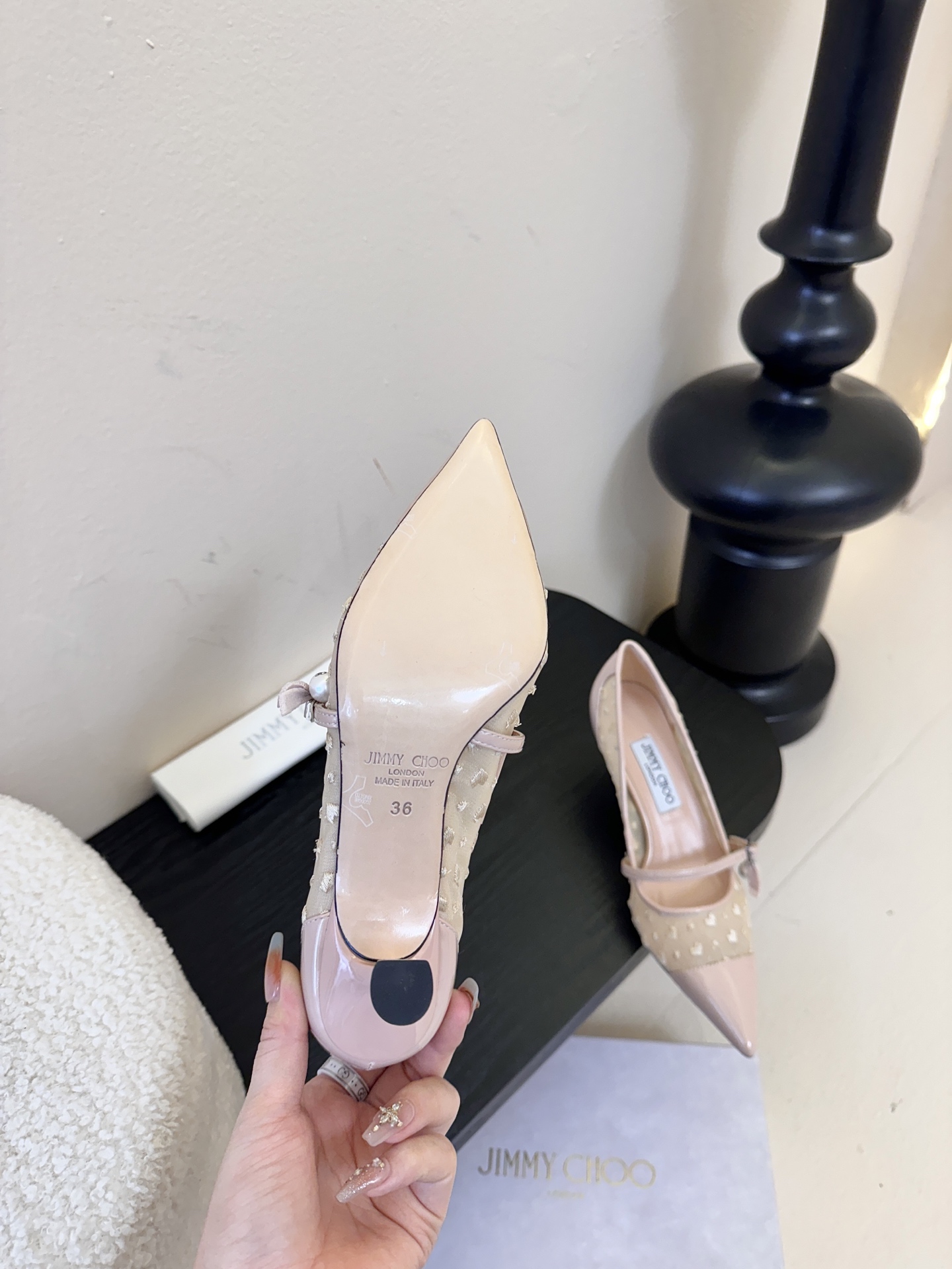 Jimmy Choo 将圆润光泽镶嵌于足尖为你的穿搭映亮魅力，璀璨每刻!莹润动人，轻易动心Jimmy C