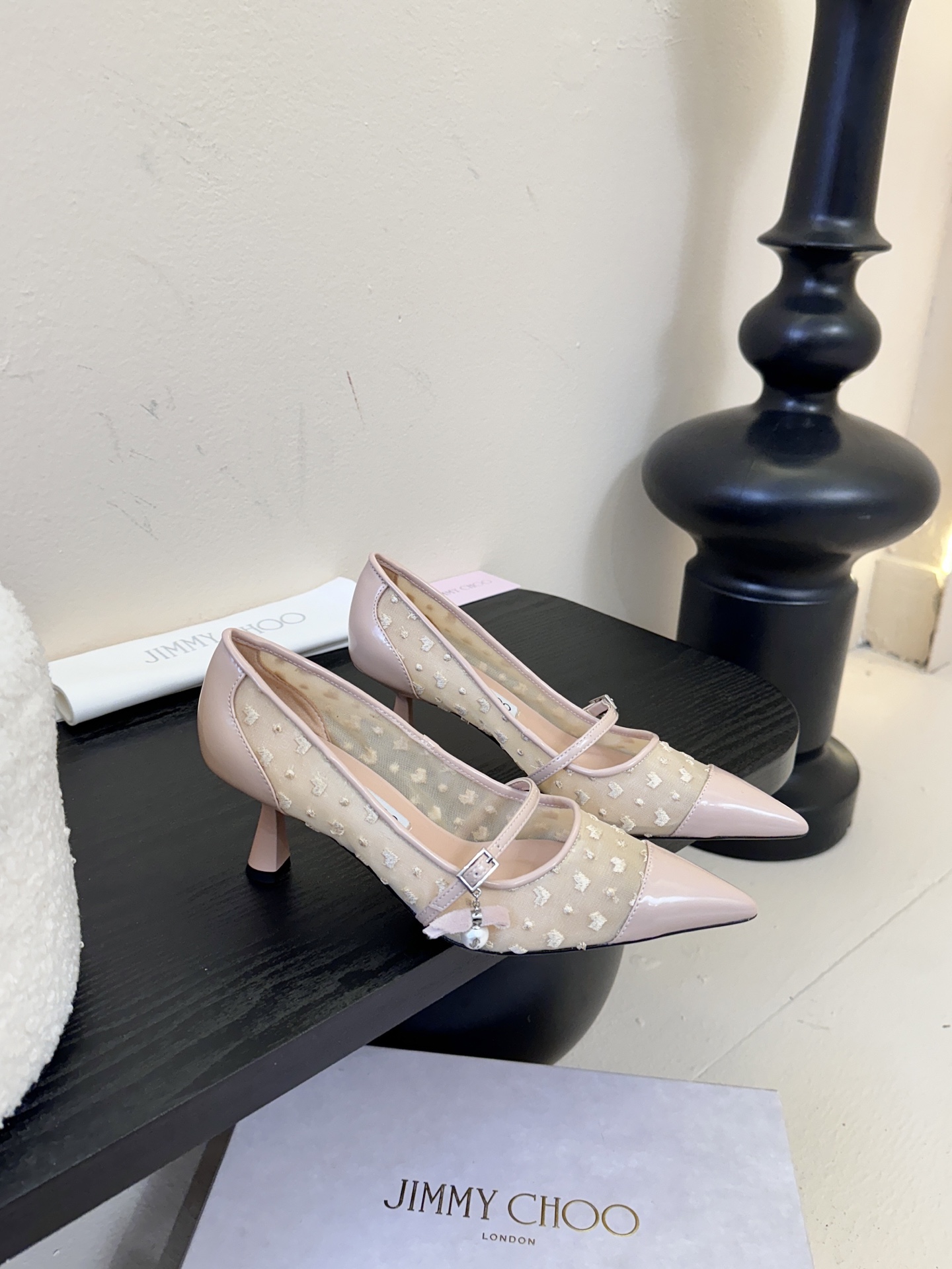 Jimmy Choo 将圆润光泽镶嵌于足尖为你的穿搭映亮魅力，璀璨每刻!莹润动人，轻易动心Jimmy C