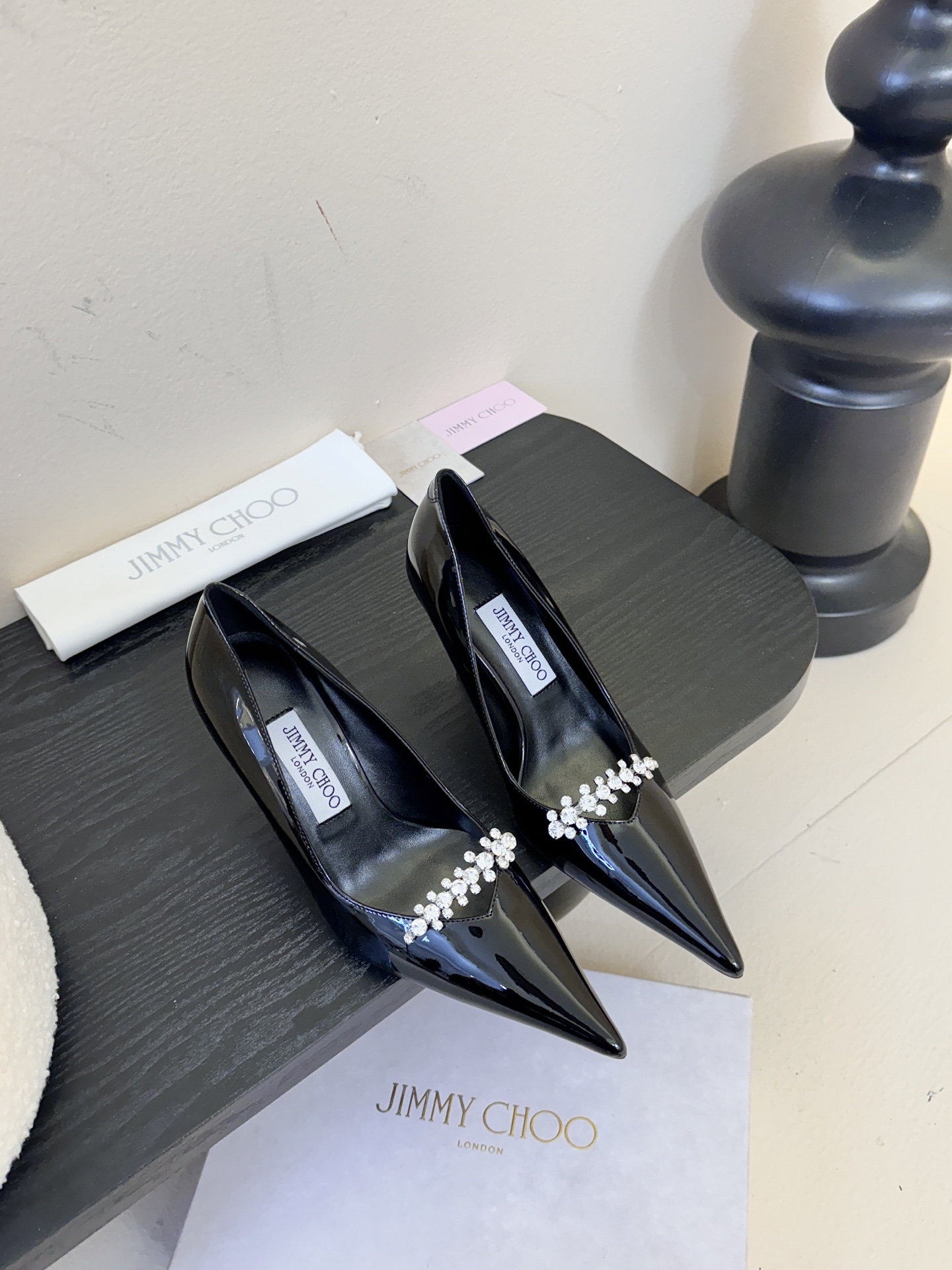 Jimmy Choo 将圆润光泽镶嵌于足尖为你的穿搭映亮魅力，璀璨每刻!莹润动人，轻易动心Jimmy C