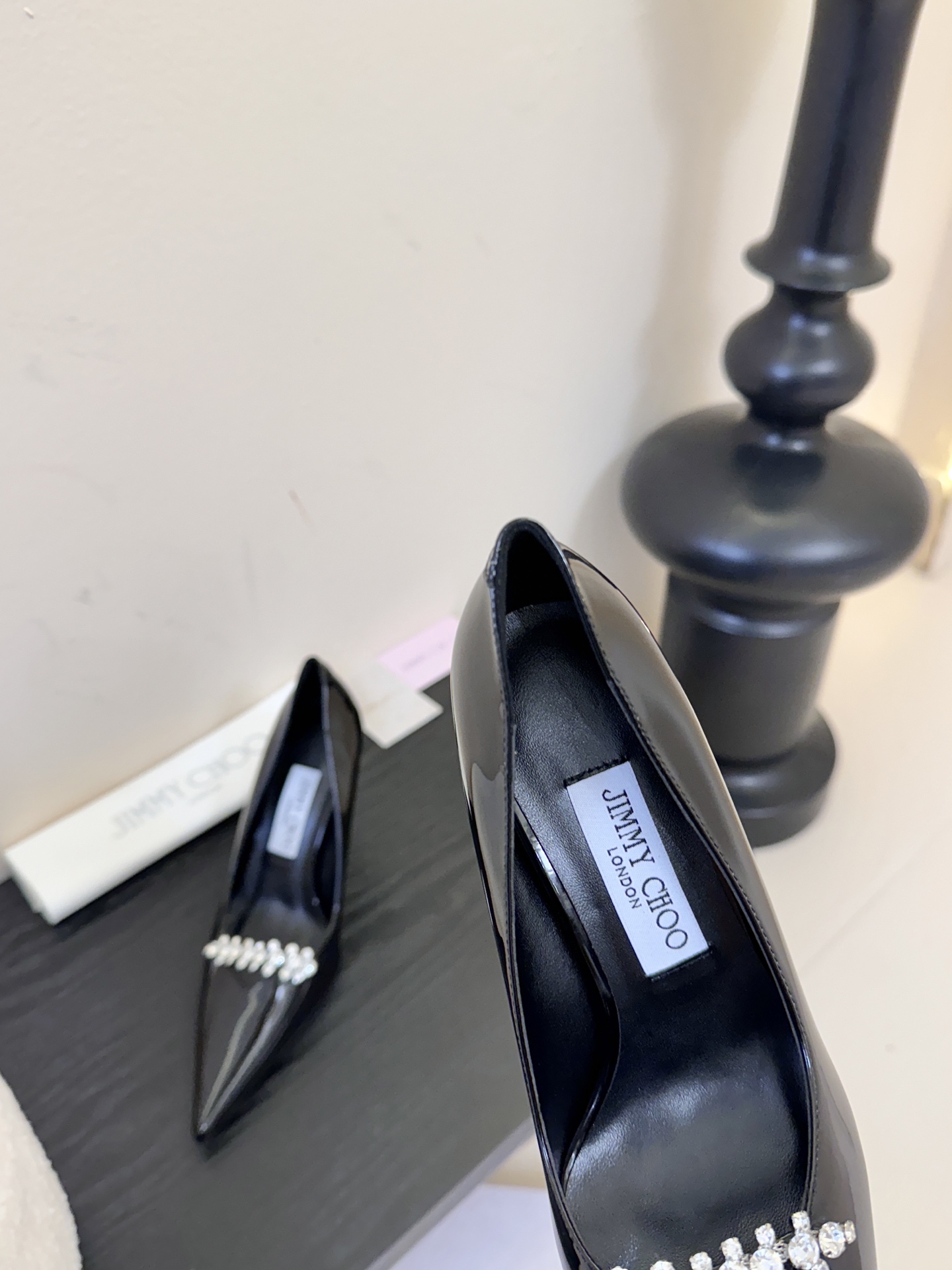 Jimmy Choo 将圆润光泽镶嵌于足尖为你的穿搭映亮魅力，璀璨每刻!莹润动人，轻易动心Jimmy C