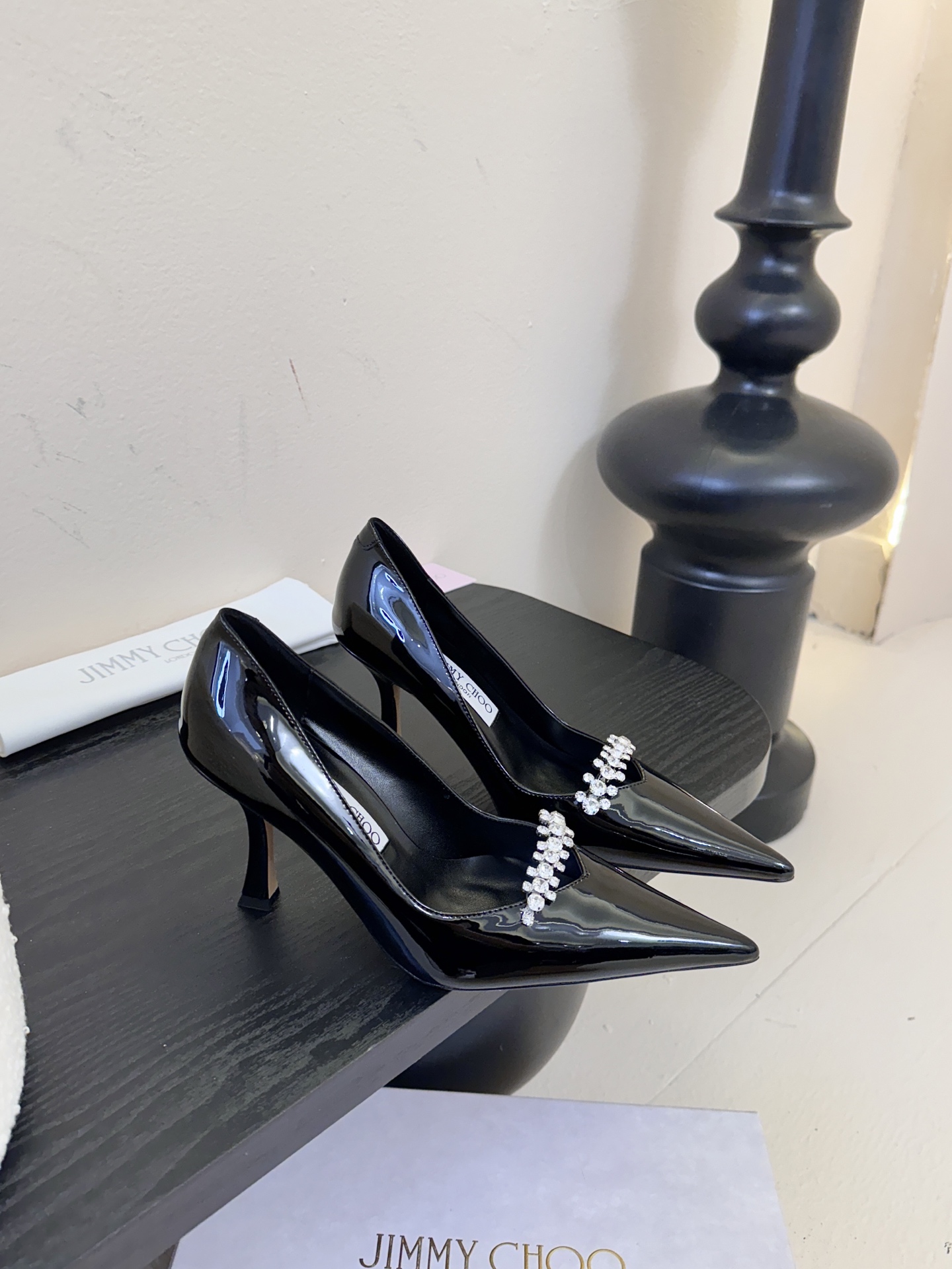 Jimmy Choo 将圆润光泽镶嵌于足尖为你的穿搭映亮魅力，璀璨每刻!莹润动人，轻易动心Jimmy C