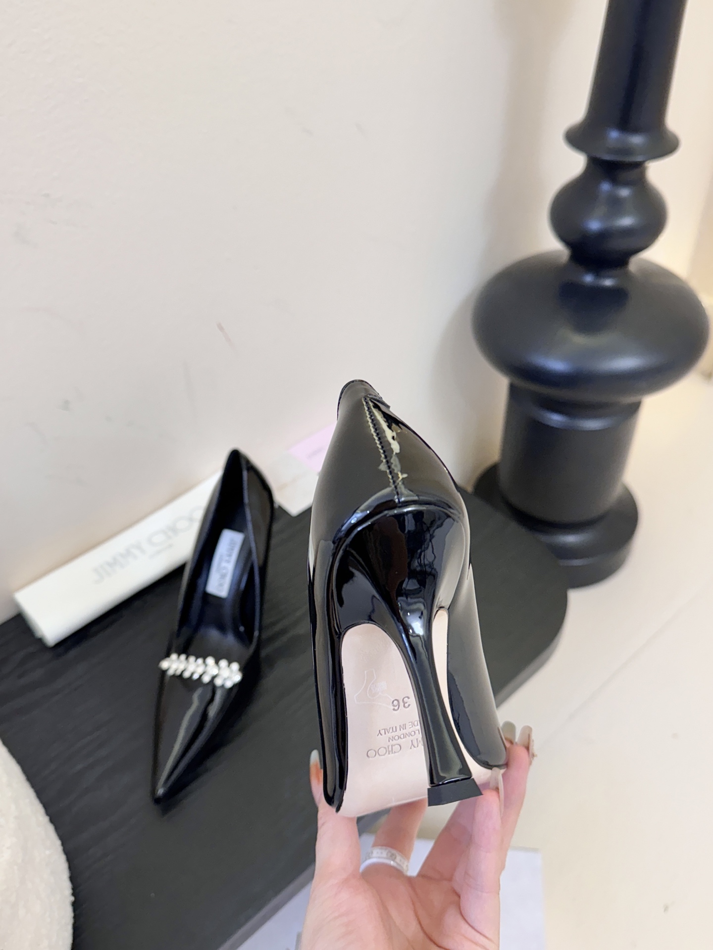Jimmy Choo 将圆润光泽镶嵌于足尖为你的穿搭映亮魅力，璀璨每刻!莹润动人，轻易动心Jimmy C
