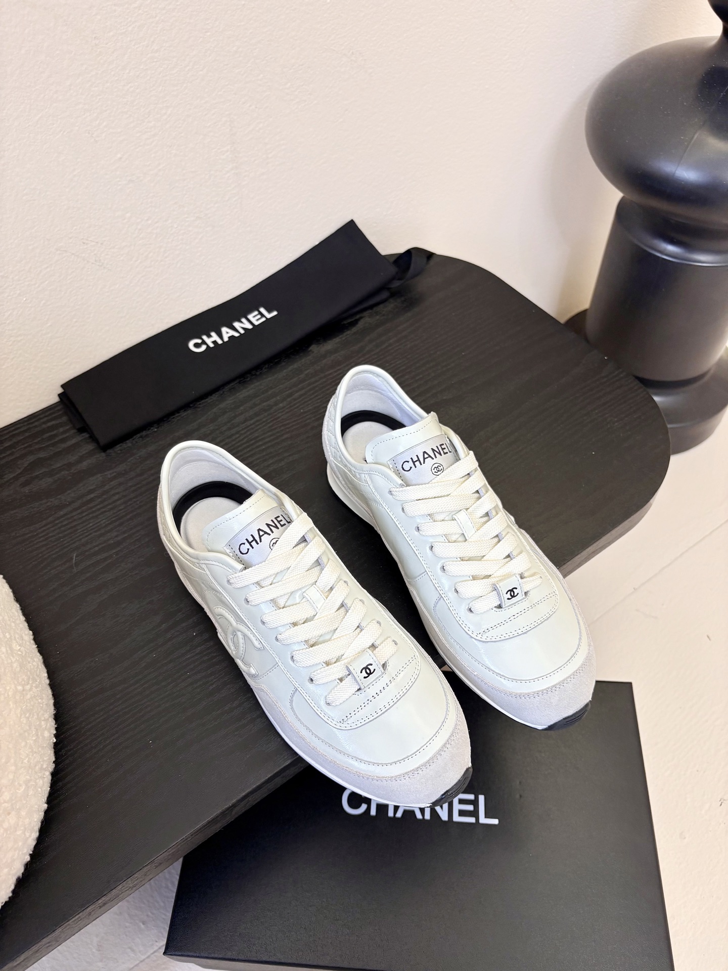 CHANEL/香奈儿2025新款小香风麂皮圆头熊猫厚底运动鞋时尚增高鞋休闲鞋面料：进口羊皮/布面内里：原