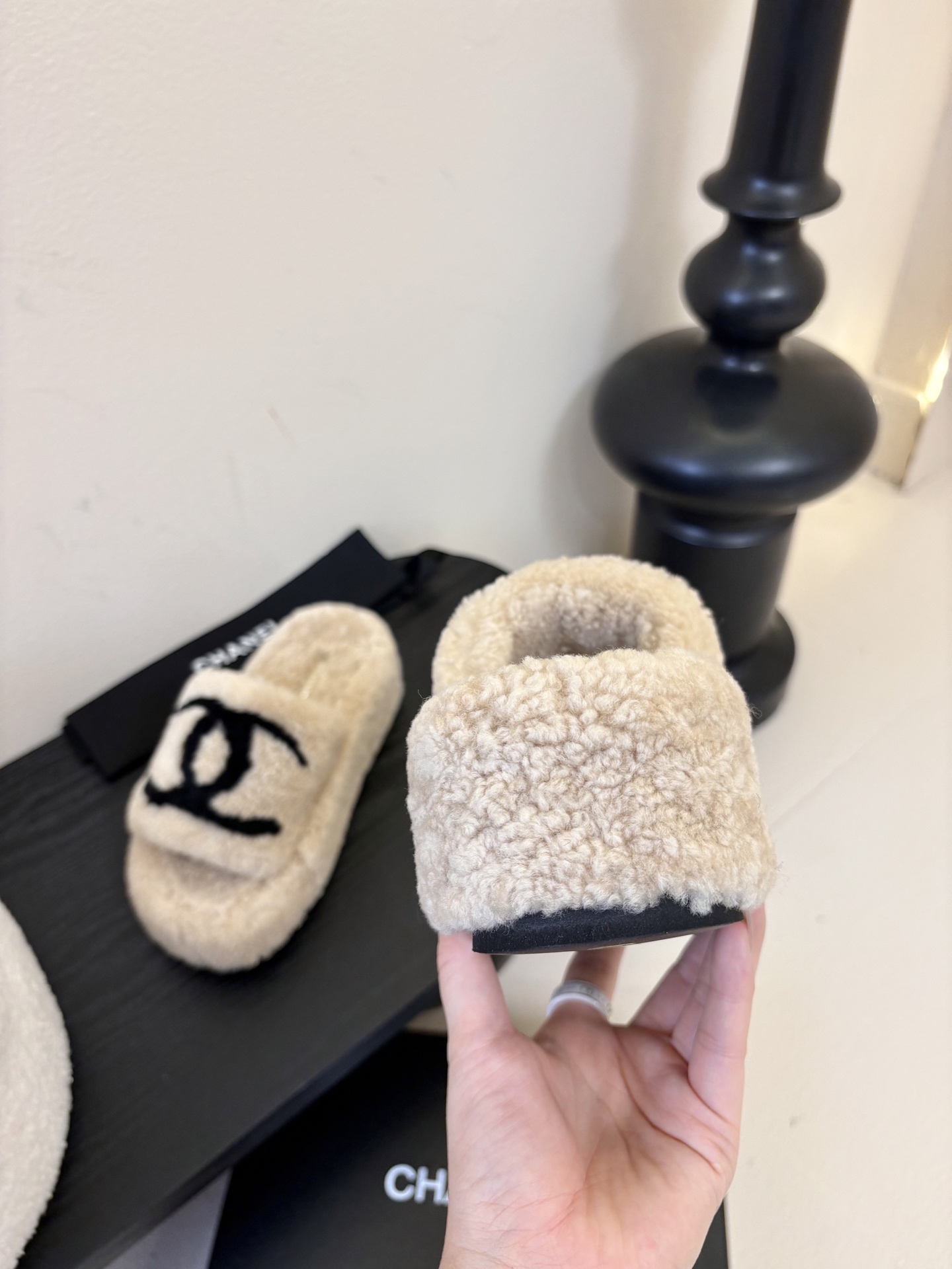 CHANE* ｜小香经典四季双C毛毛拖鞋这款毛拖真的是真太可爱了～柔软蓬松的毛毛，舒服暖脚!秋冬搭配袜子