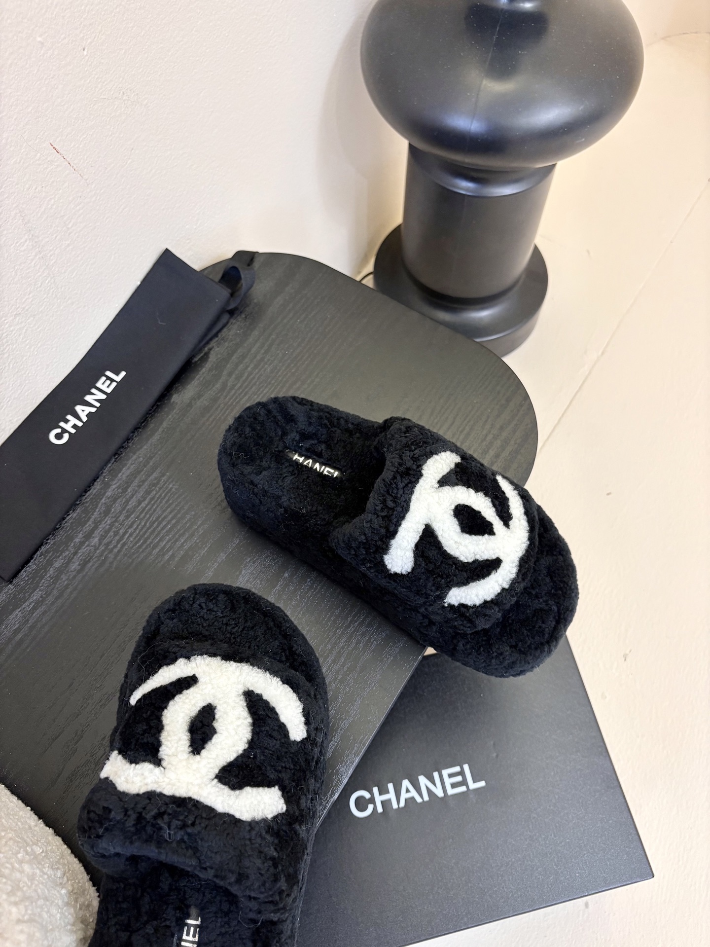 CHANE* ｜小香经典四季双C毛毛拖鞋这款毛拖真的是真太可爱了～柔软蓬松的毛毛，舒服暖脚!秋冬搭配袜子