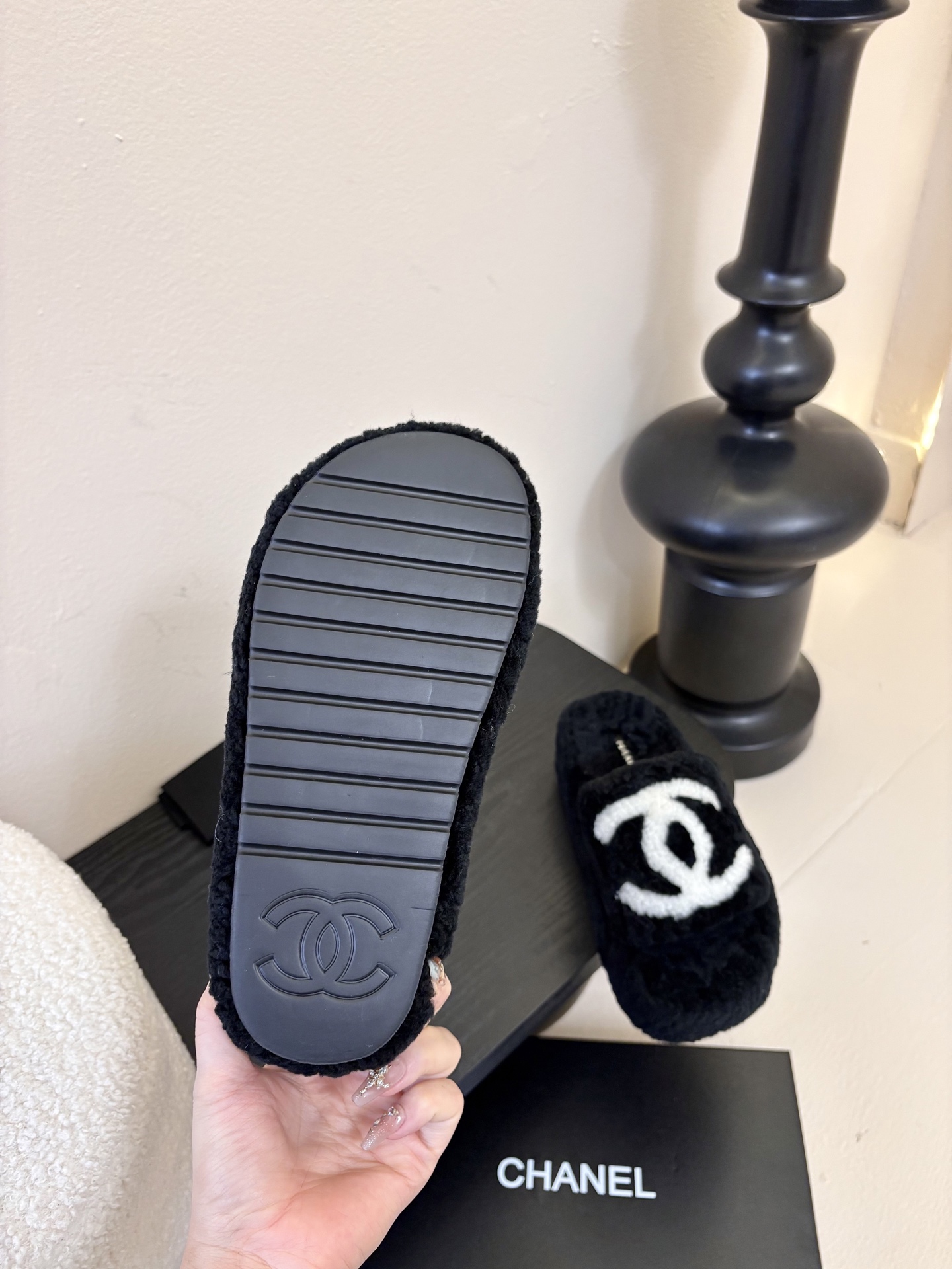 CHANE* ｜小香经典四季双C毛毛拖鞋这款毛拖真的是真太可爱了～柔软蓬松的毛毛，舒服暖脚!秋冬搭配袜子