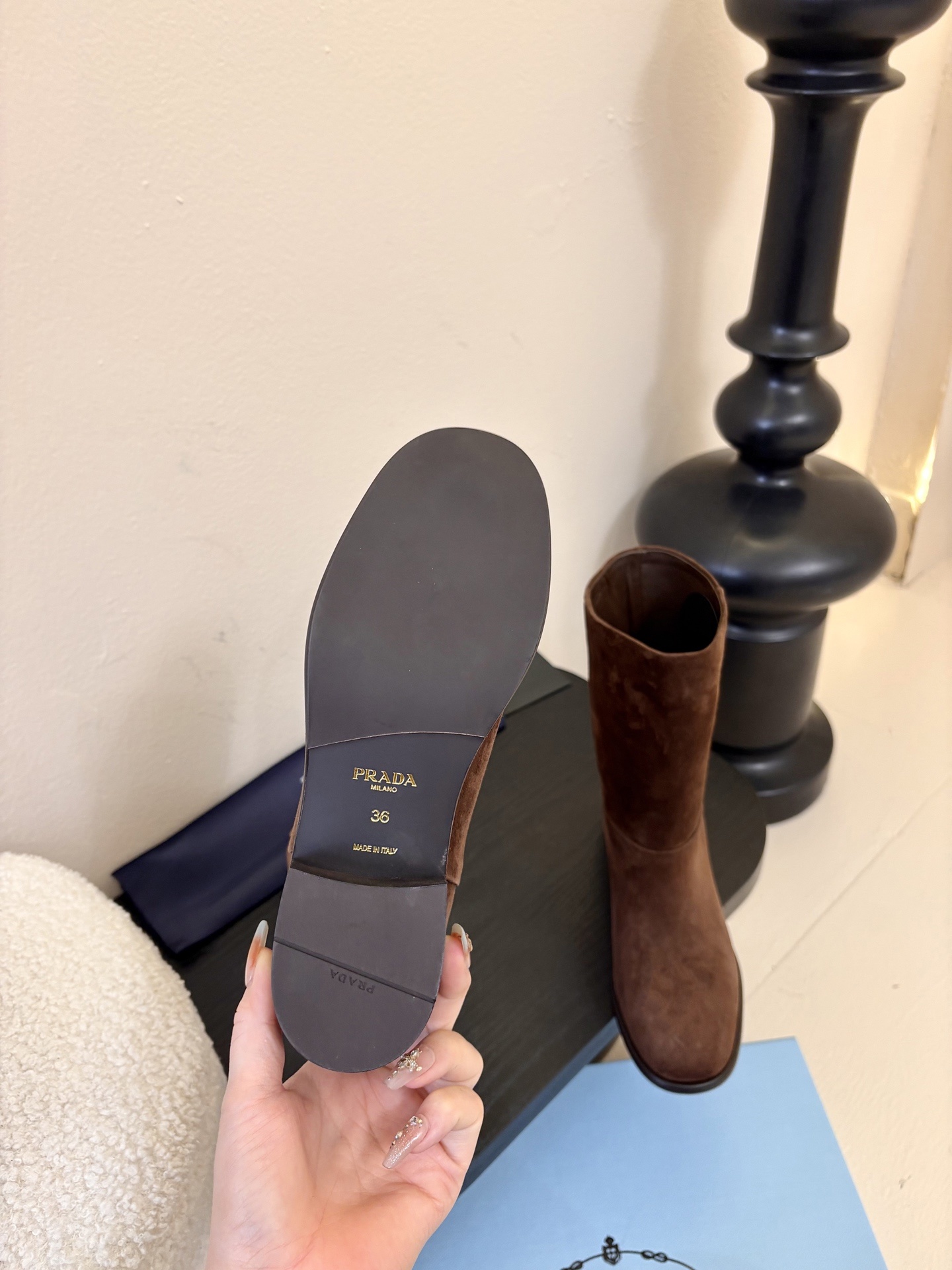 顶级版本PRADA 普拉达经典三角标一脚蹬王炸女靴 冬天买不到的系列,绝对是今年的大爆款!!贼好看!Pr