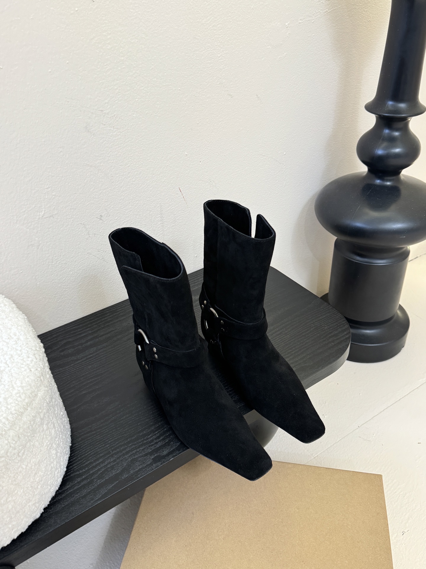 Bottes en Daim Élégantes avec Détails de Sangle et Talon Bloc Confortable