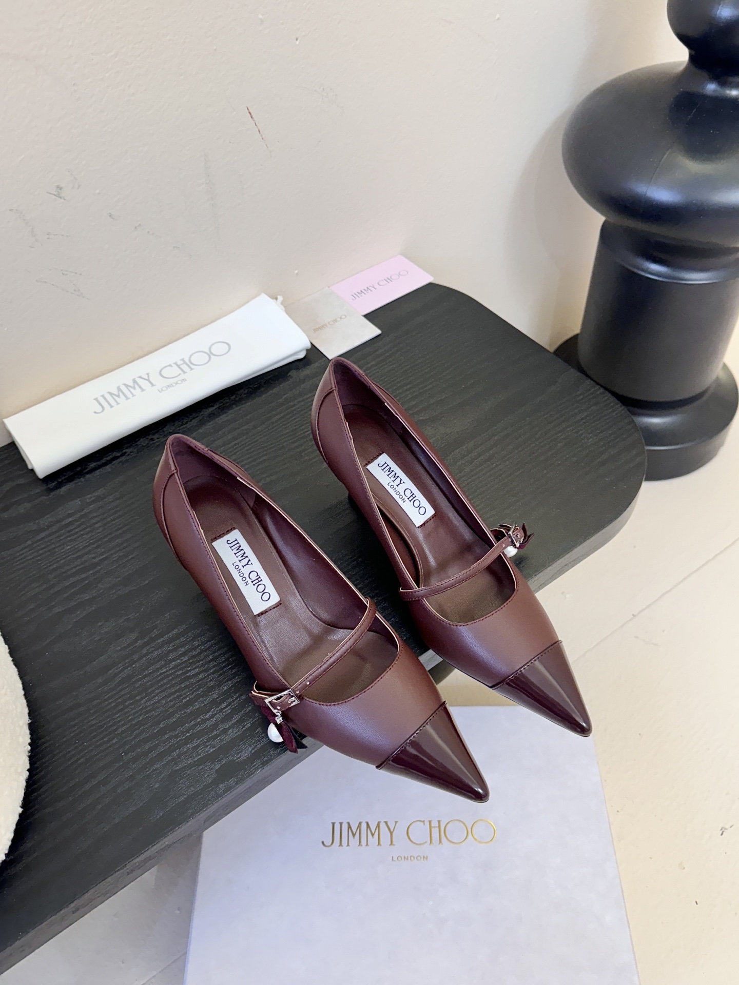 Jimmy Choo 将圆润光泽镶嵌于足尖为你的穿搭映亮魅力，璀璨每刻!莹润动人，轻易动心Jimmy C