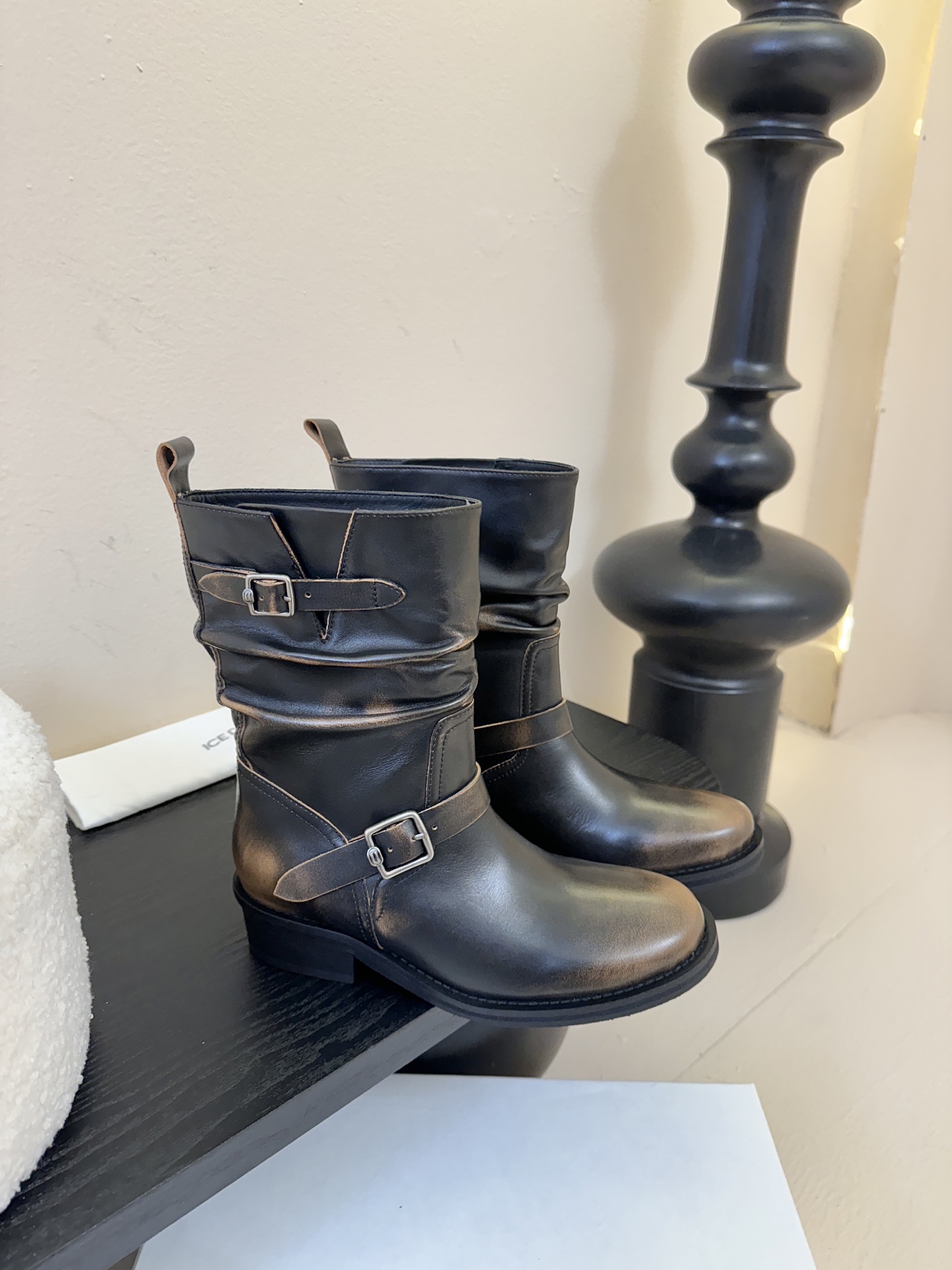 ICEDUST秋冬新款堆堆靴✨称之为今年最好看的堆堆靴，毫不过分，复古百搭，慵懒简约💯对版牛皮面料，羊皮