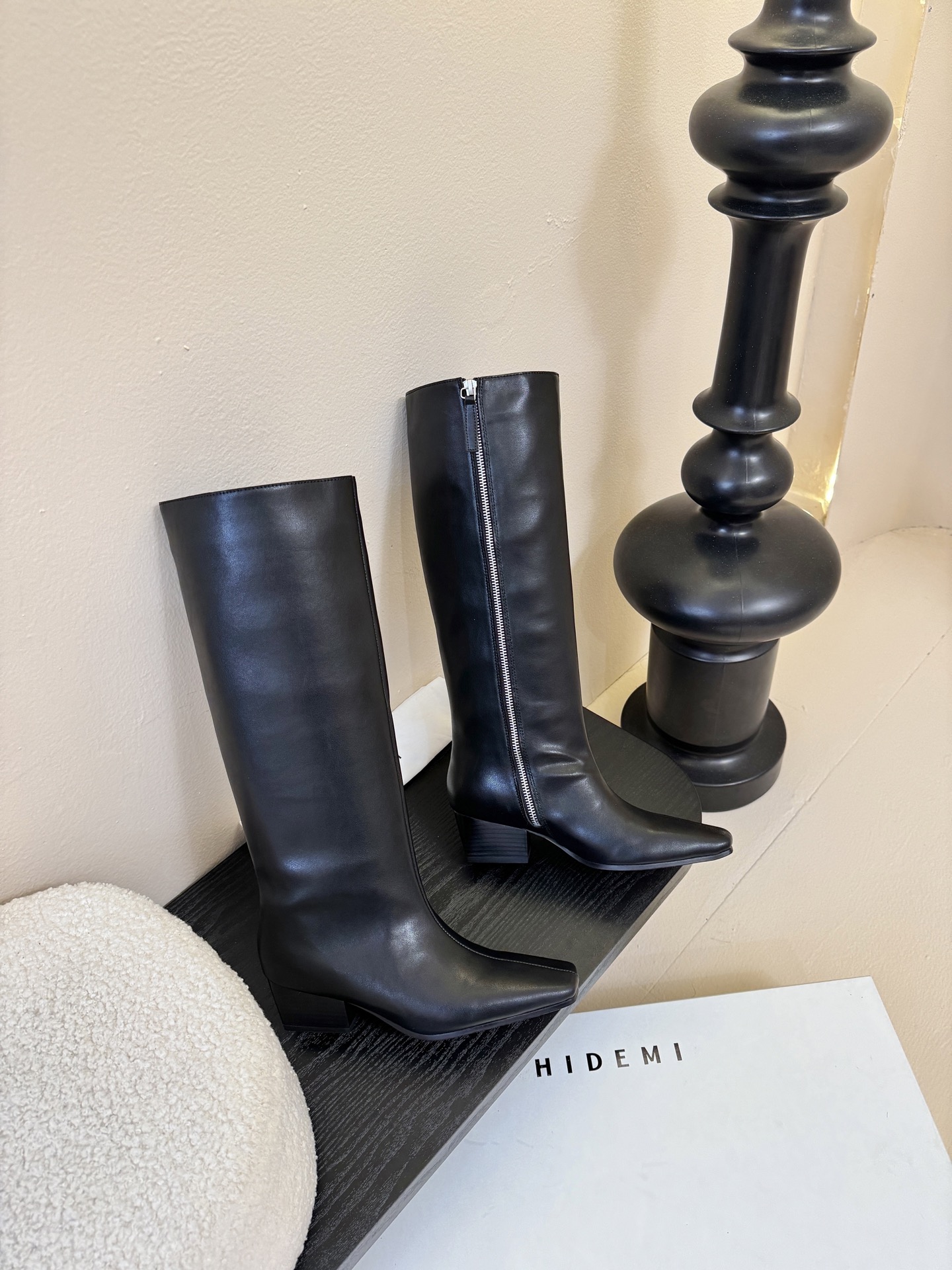 HIDEM* 𝟐𝟓𝐀𝐖新品✔️长靴 简约大气 一脚蹬的便捷设计 既有休闲的随性感 又不失精致格调 轻松提
