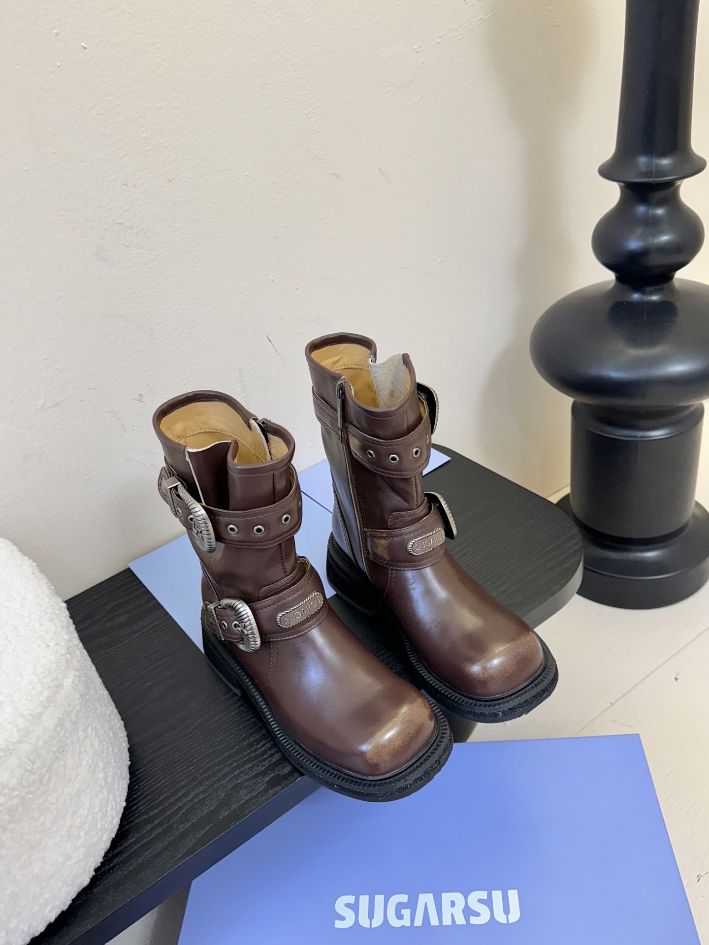 NO:488310,Sugarsu Yasu series Retro colored knight mid-boots. A stunning retro knight boots at a glance, free and Yasuya casual atmosphere is full of style!  The upper is made of custom-made cowhide leather, which is retro and rebellious. The side is decorated with a knight-style metal buckle, thick-soled wear-resistant velvet, which increases height but does not increase weight. The shape is simple and powerful, sweet and cool, self-reliant and unruly and romantic!  Number of codes 35-40 (40 custom non-return and exchange, boots, boots, cowhide19860909Sugarsu 弥野系列 复古擦色骑士中靴 一眼惊艳的复古骑士靴,自由与弥野随性氛围拉满 有型！鞋面采用定制擦色牛皮,气质复古亦叛逆,侧面搭配骑士风金属扣装饰,厚底耐磨绒,增高不增重,造型简洁有力,甜酷自我,不羁浪漫！ 码数35-40（40定制不退换,靴子,boots,cowhide,Women's Shoes